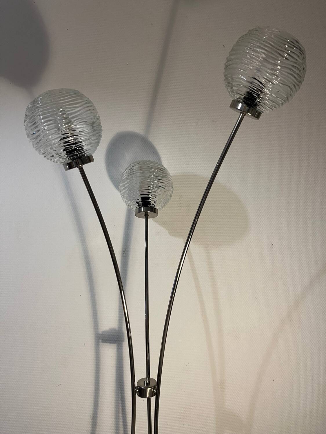 Lampadaire métal socle fonte 3 globes année 80