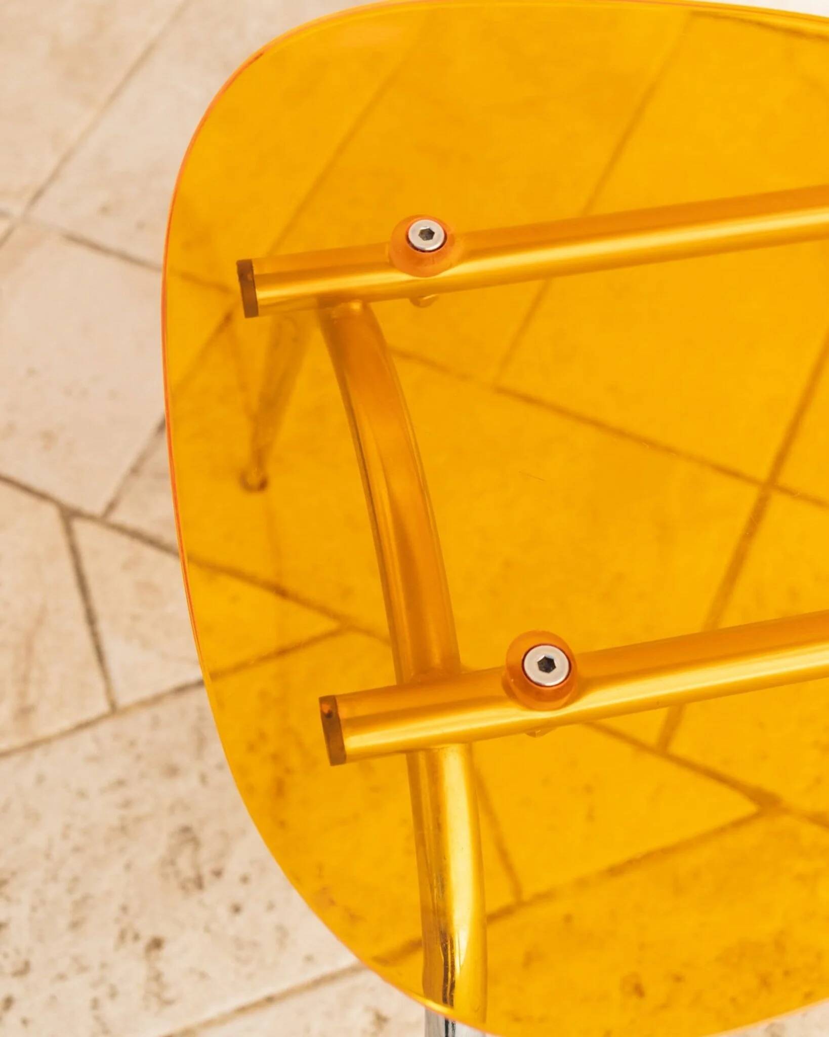 Ensemble de 2 chaises en acrylique orange, style postmoderne Memphis, design italien des années 1980 avec des cadres en chrome.