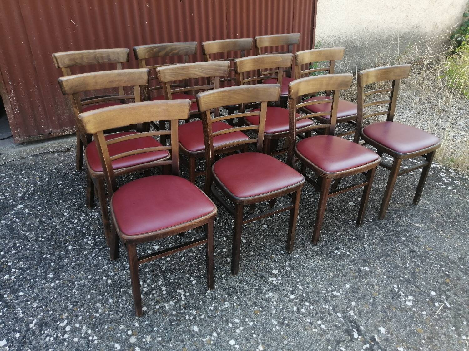 Lot de 12 chaises bistrot TON en bois et skaï rouge vintage.