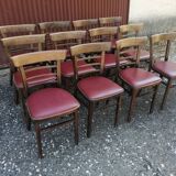 Lot de 12 chaises bistrot TON en bois et skaï rouge vintage.