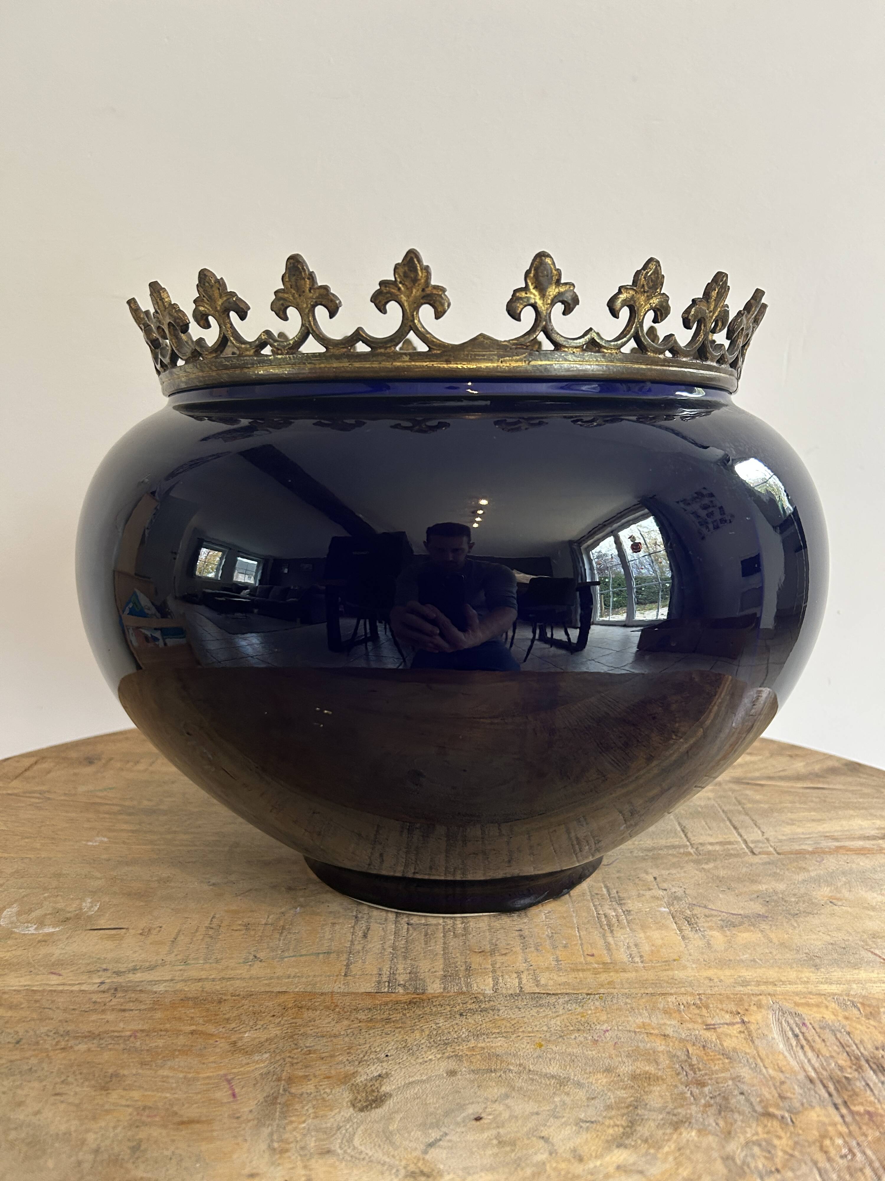 Ceramic cache-pot with bronze frame