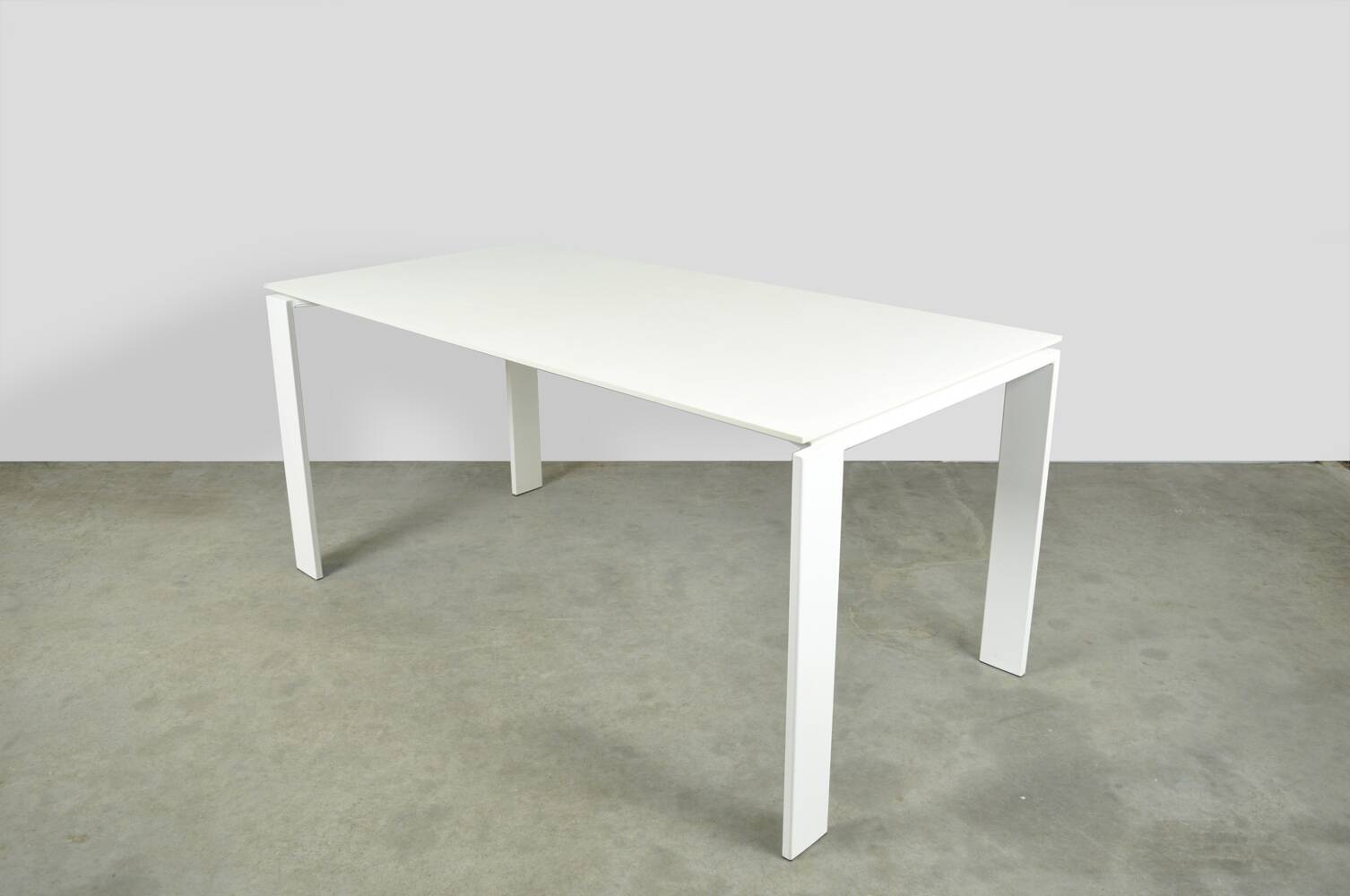 KARTELL / Table à manger italienne moderne vintage blanche / Ferruccio Laviani / 2000