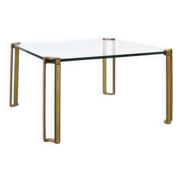 Table basse en laiton et verre Hollywood Regency par Peter Ghyczy, années 1970.