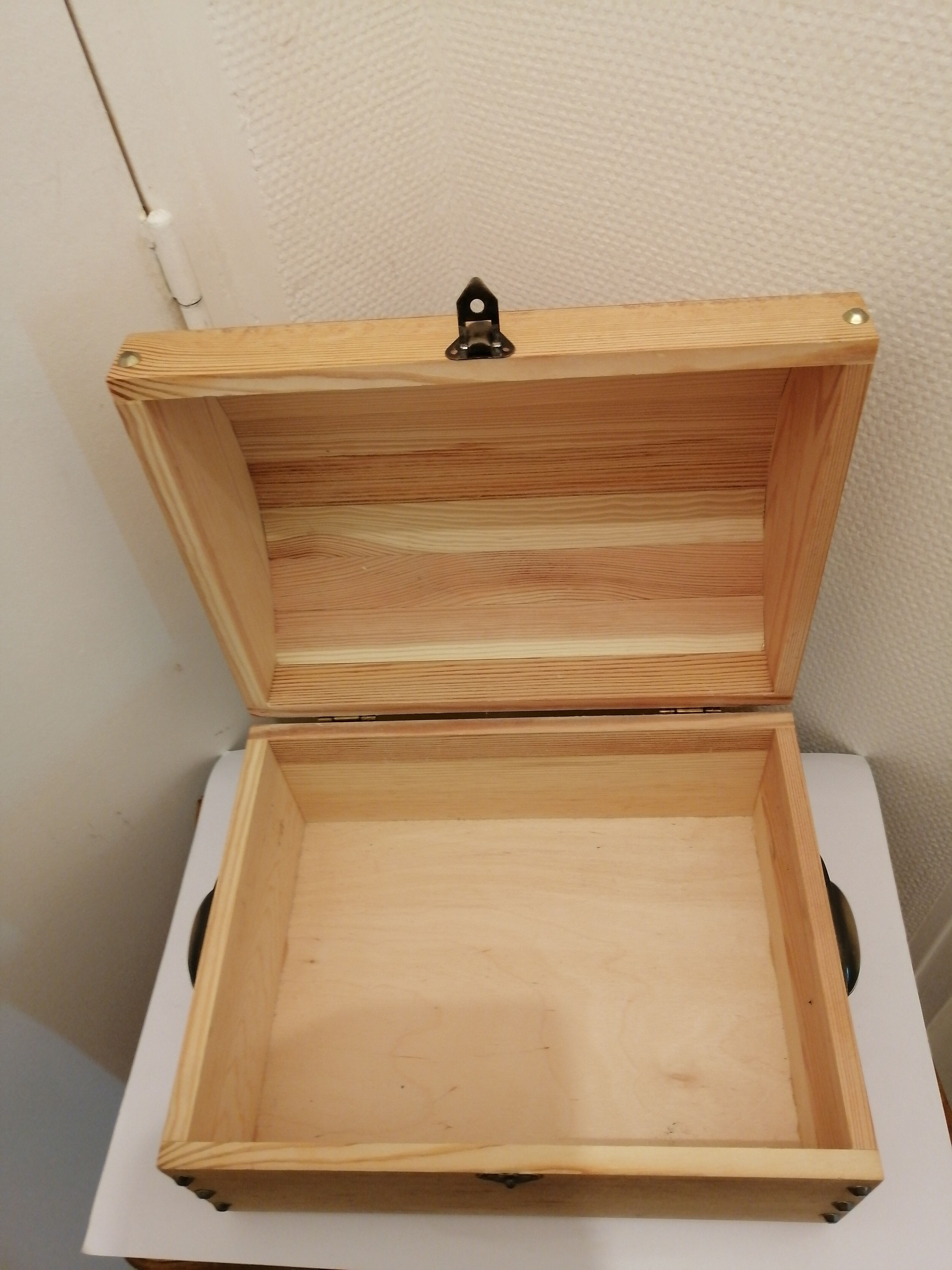 Coffre a trésor en bois dessus bombe