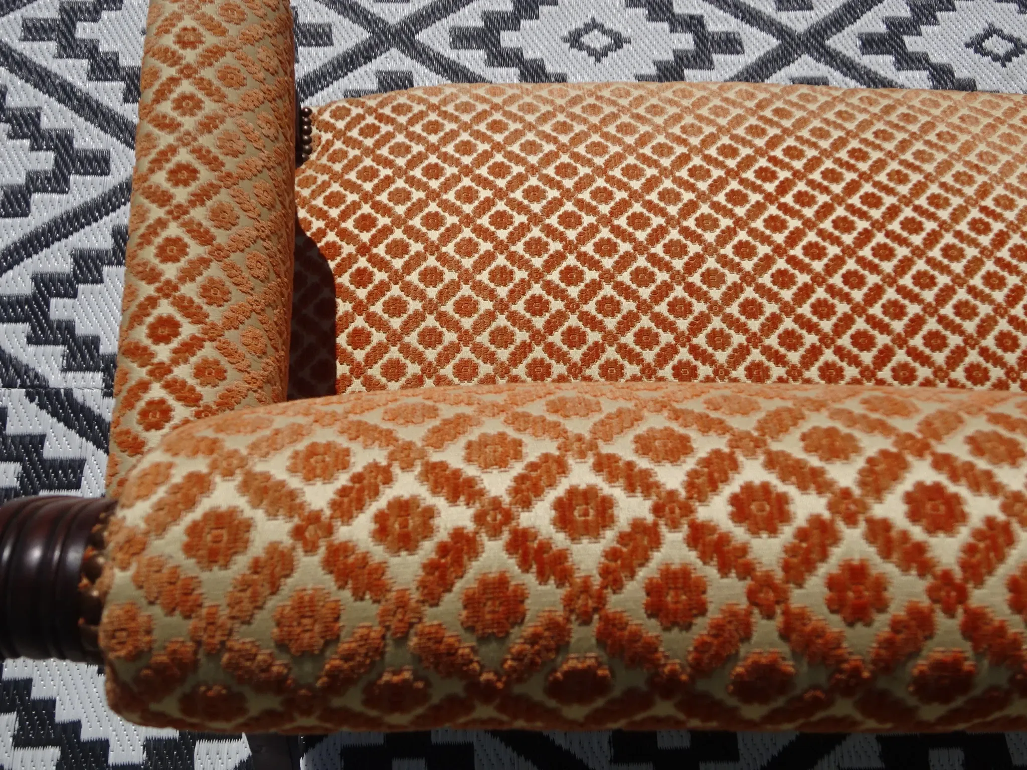 Ancienne banquette en bois et velours orange