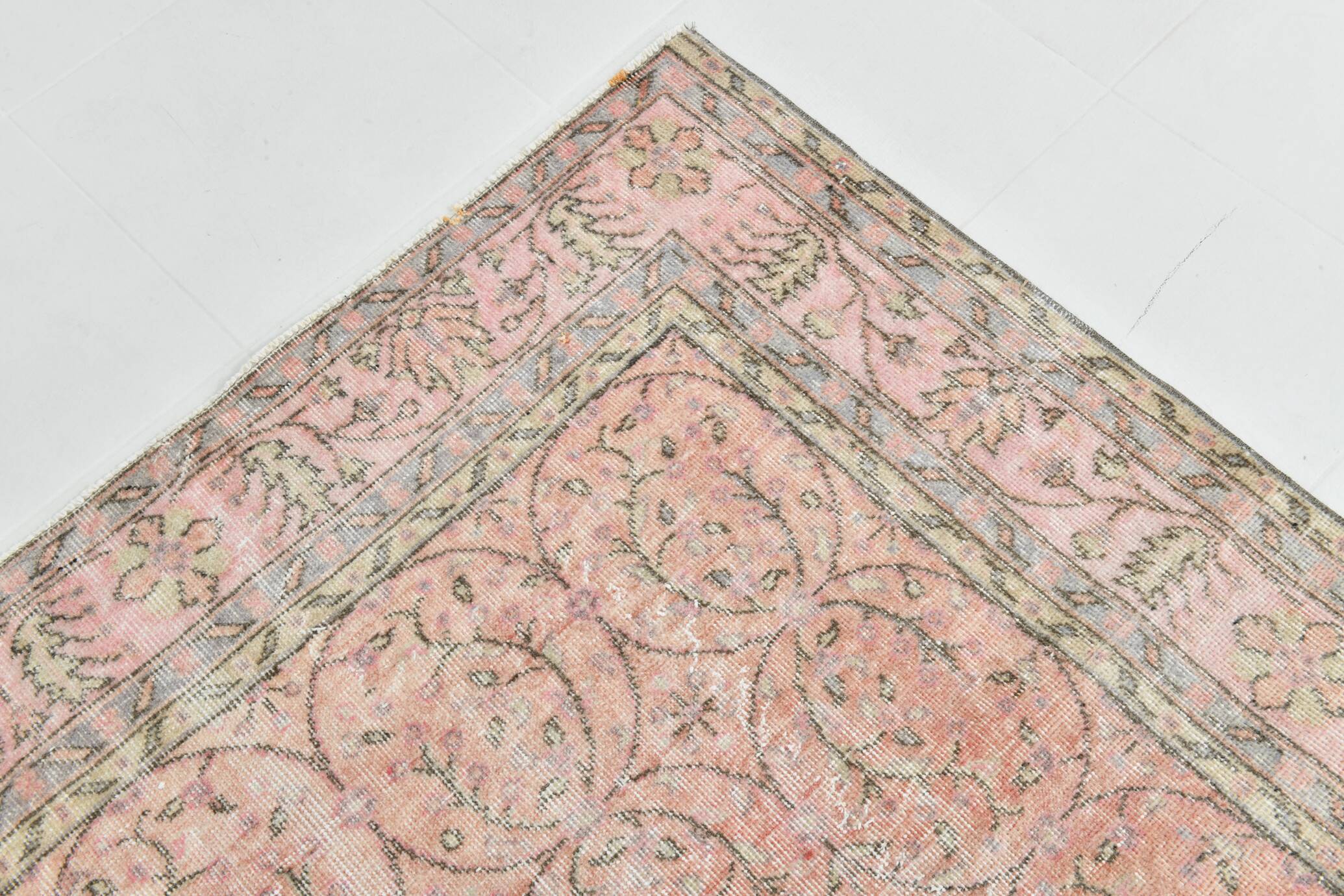 Tapis vintage à décor floral rouge et beige