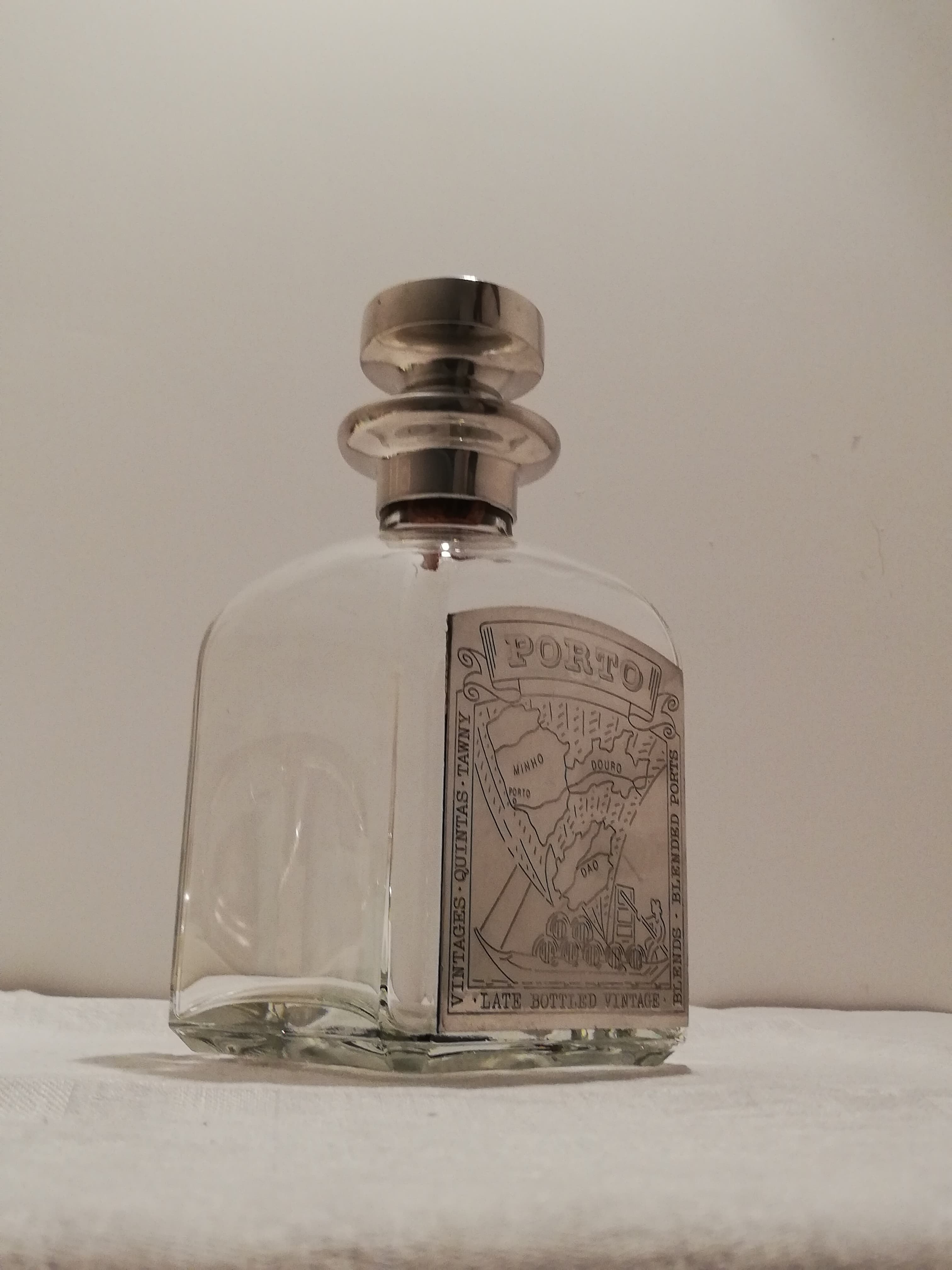 House whisky carafe "The Etains Du Manoir"