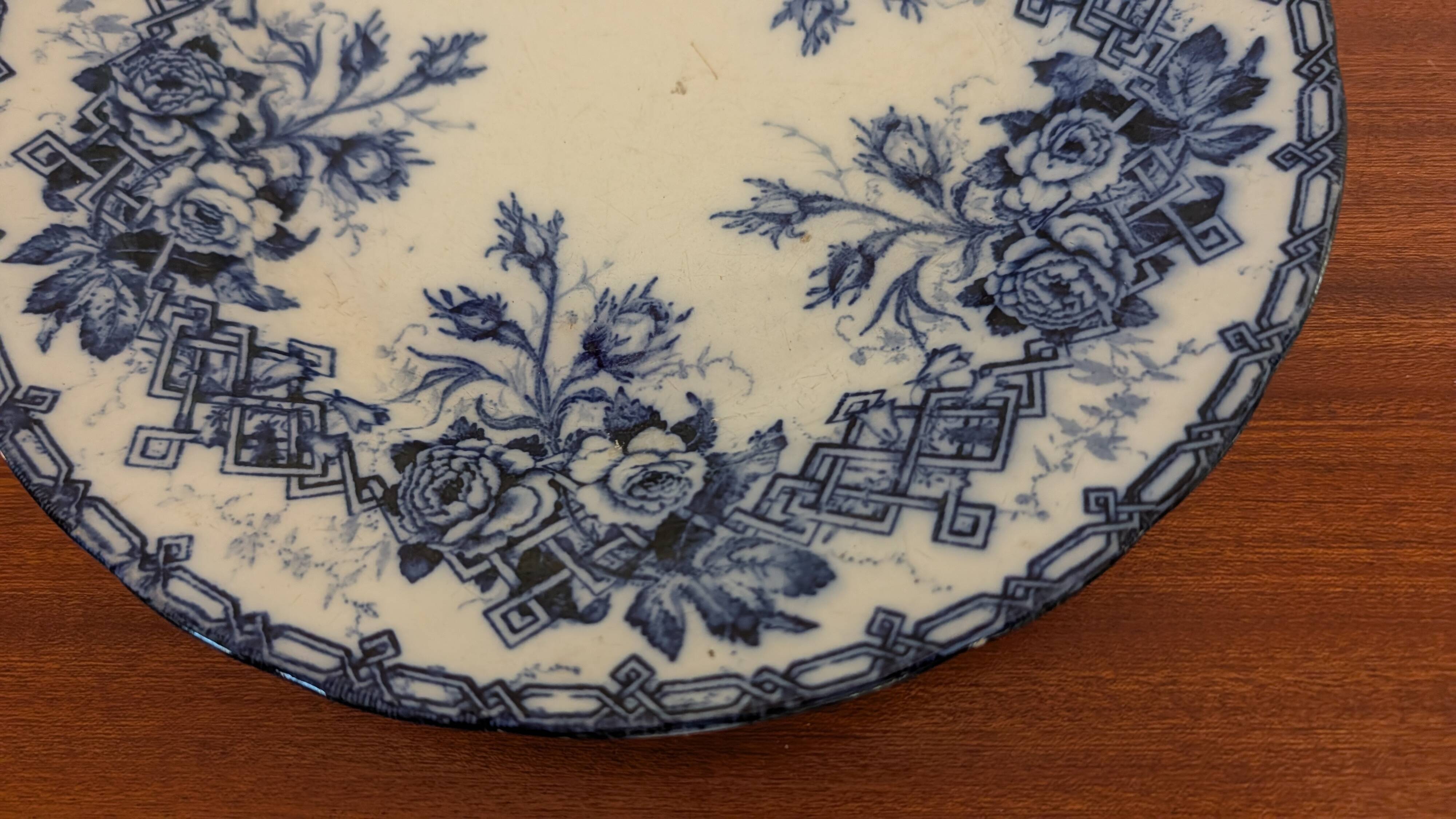 Assiette ancienne bleu cobalt L.M. & Cie – décor floral
