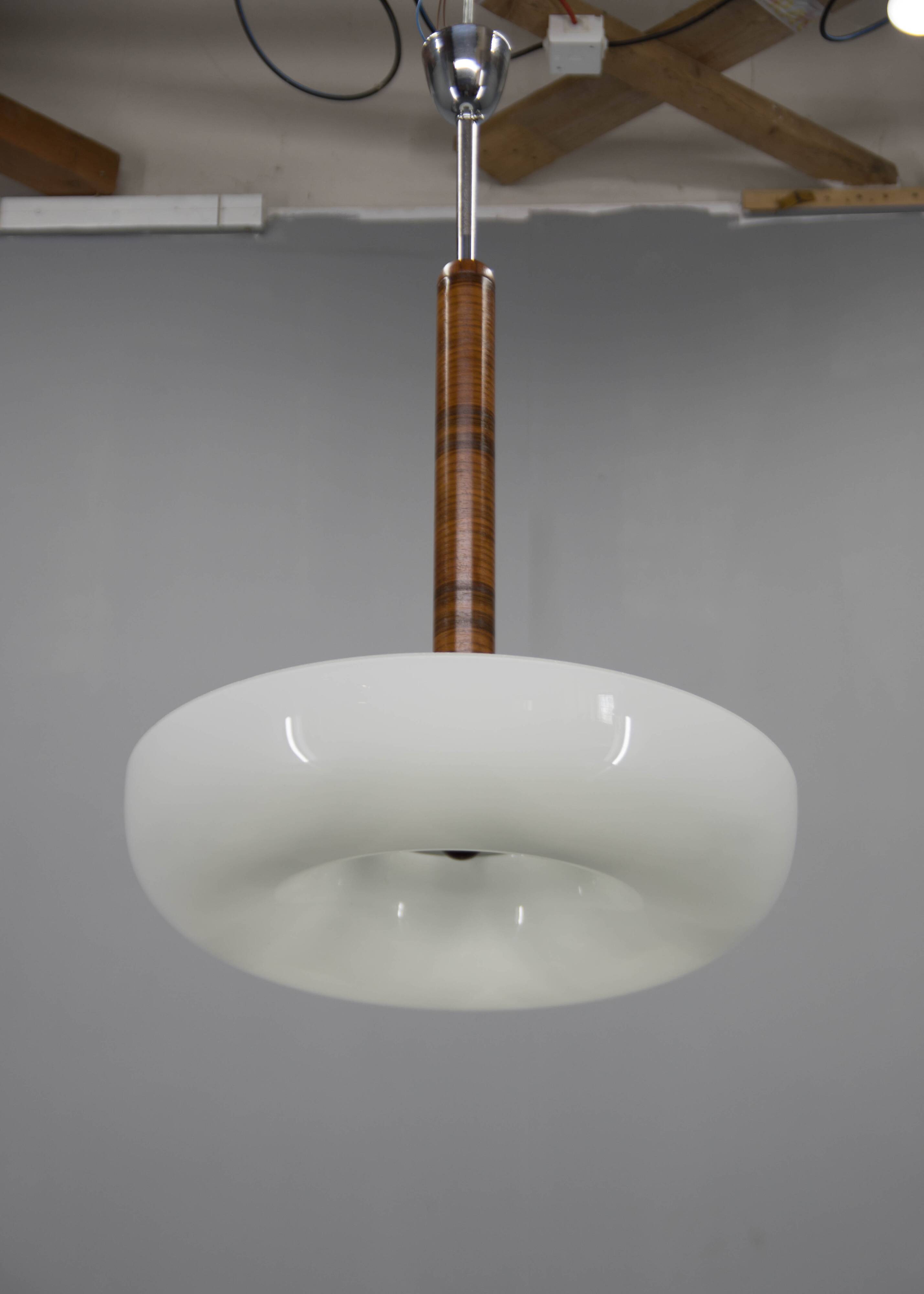 Lustre fonctionnaliste rare fabriqué par UP Zavody dans les années 1930