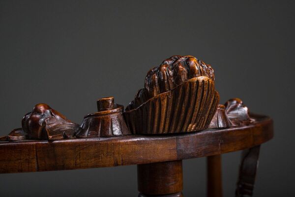 Chaises d'angle en noyer sculpté de style Renaissance italienne du XIXe siècle, lot de 2