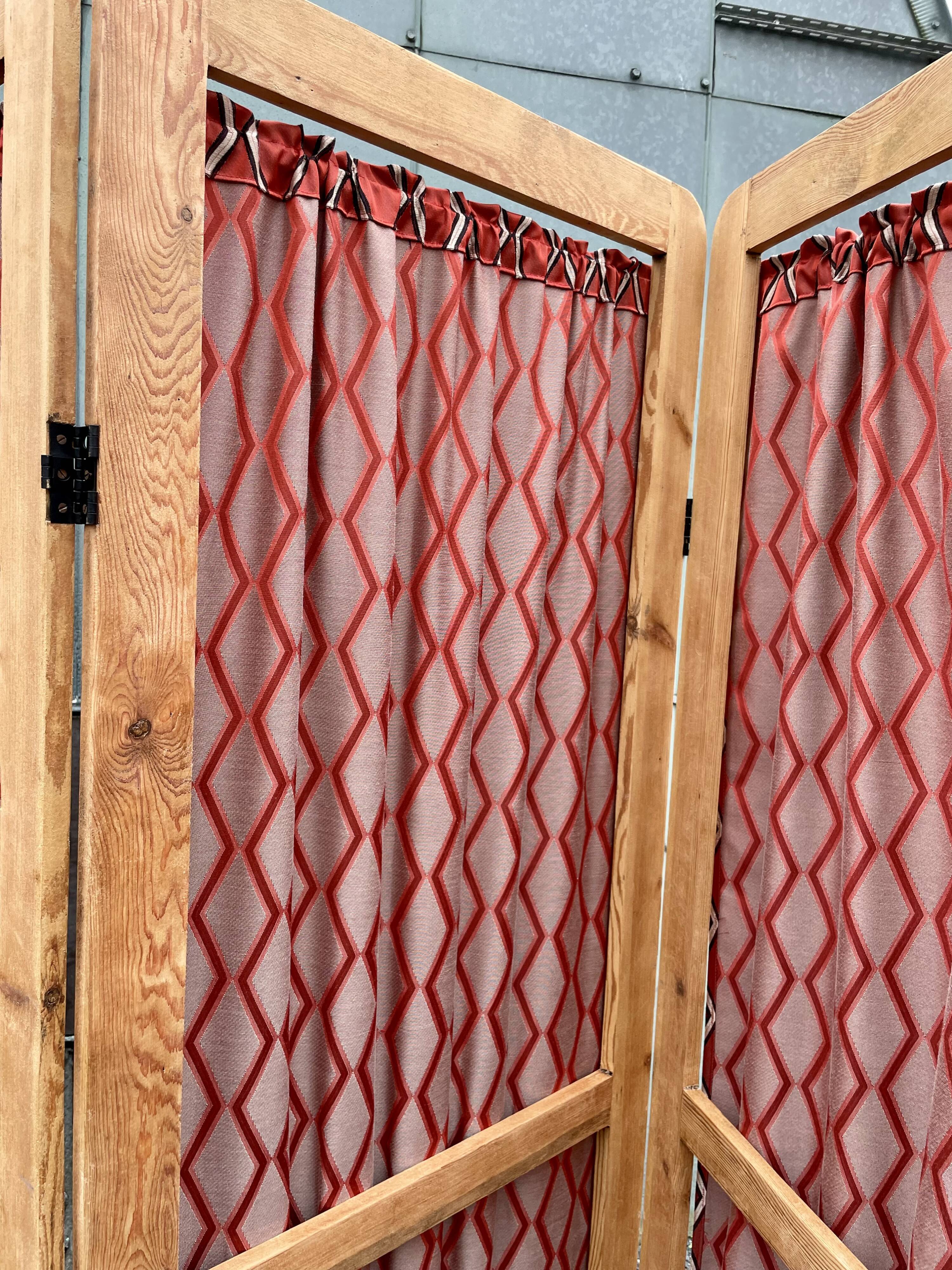 Vintage screen revisited and restored