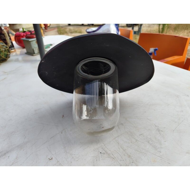 Suspension industrielle en tôle et verre