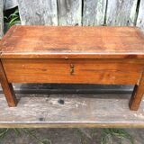 Malle en bois sur pied vintage