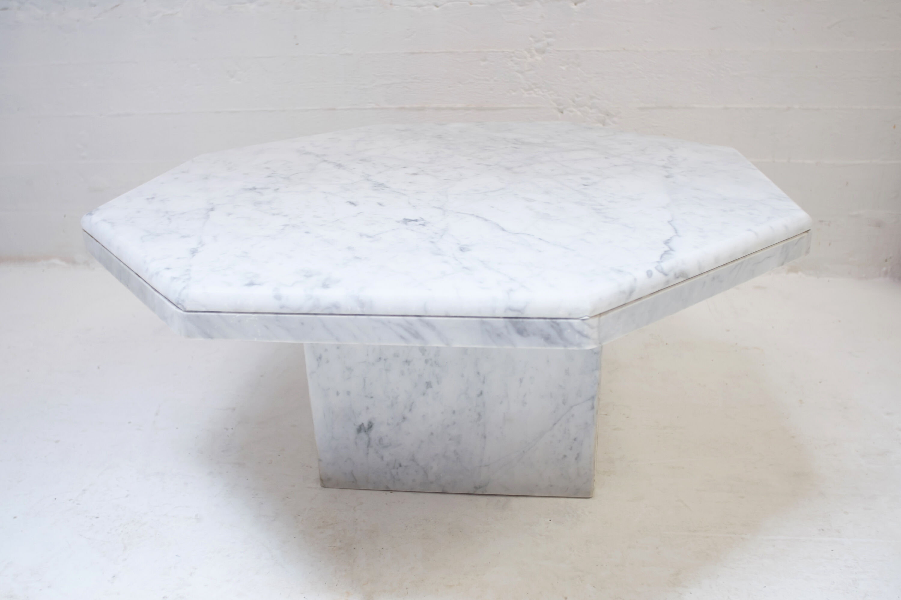 Octagonal vintage coffee table in Carrara marble 70s