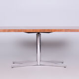Table basse en noyer restaurée du milieu du siècle, acier chromé, Tchéquie, années 1960