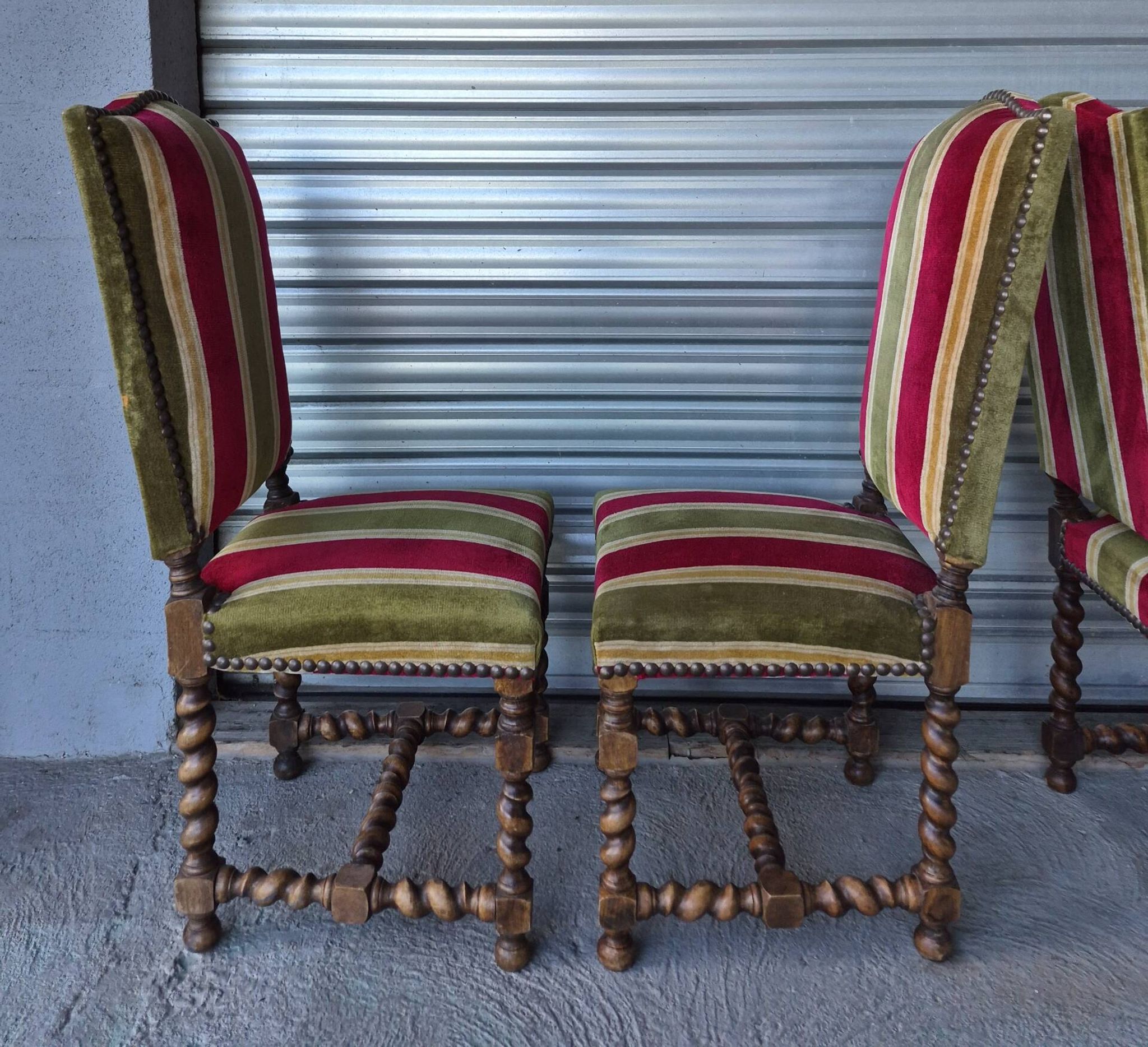 Set of 6 Louis XIII style chairs in turned wood and velvet.