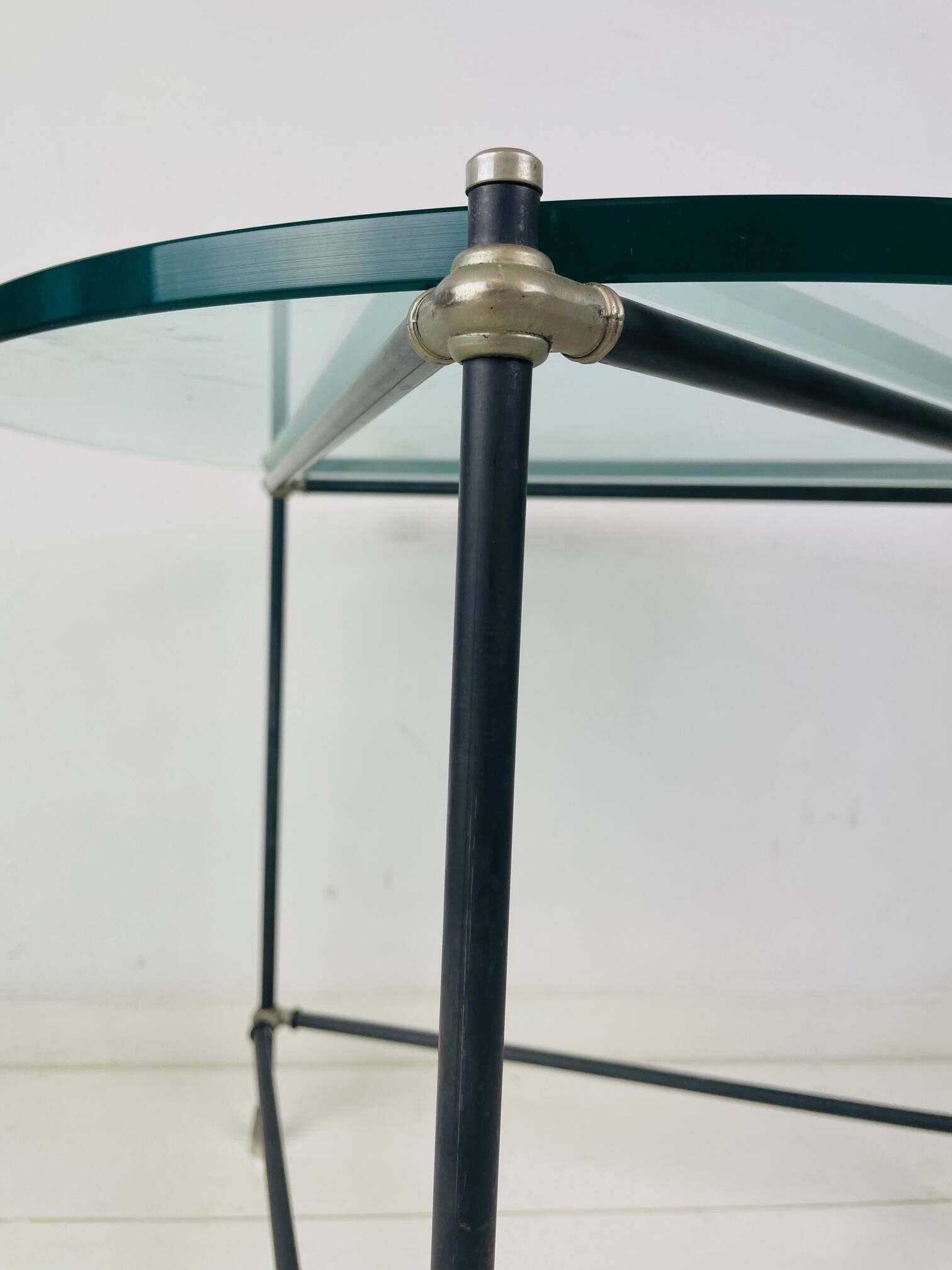 Table d'appoint ronde vintage. Table basse ronde en verre épais. Table de design industriel robuste.