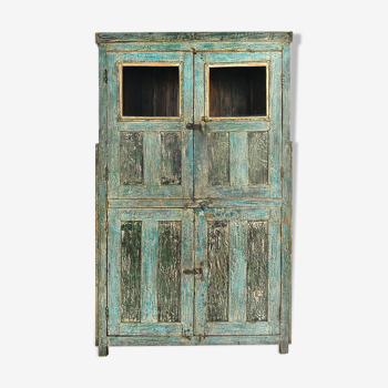 Armoire en bois patiné