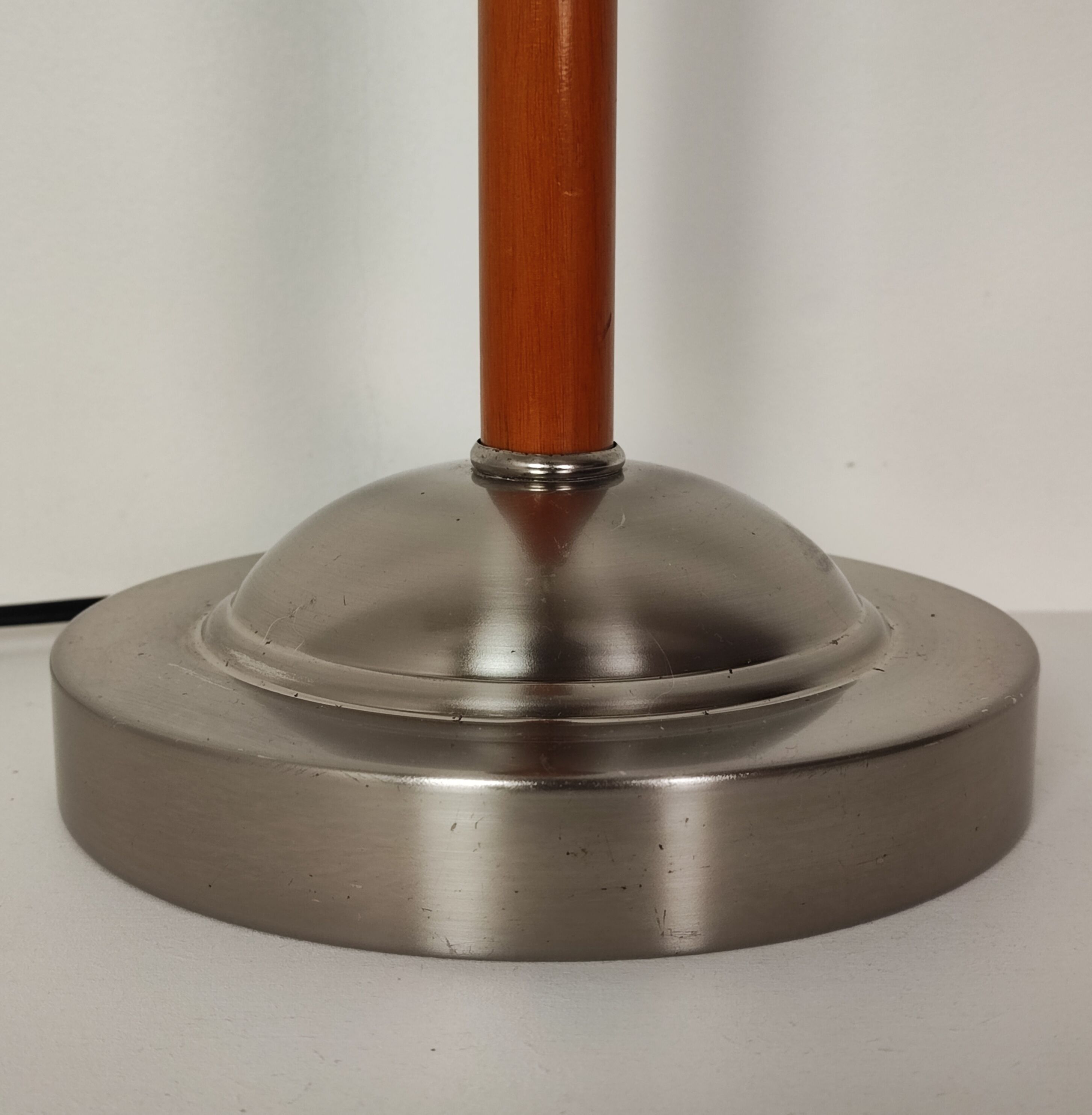 Articulated desk lamp