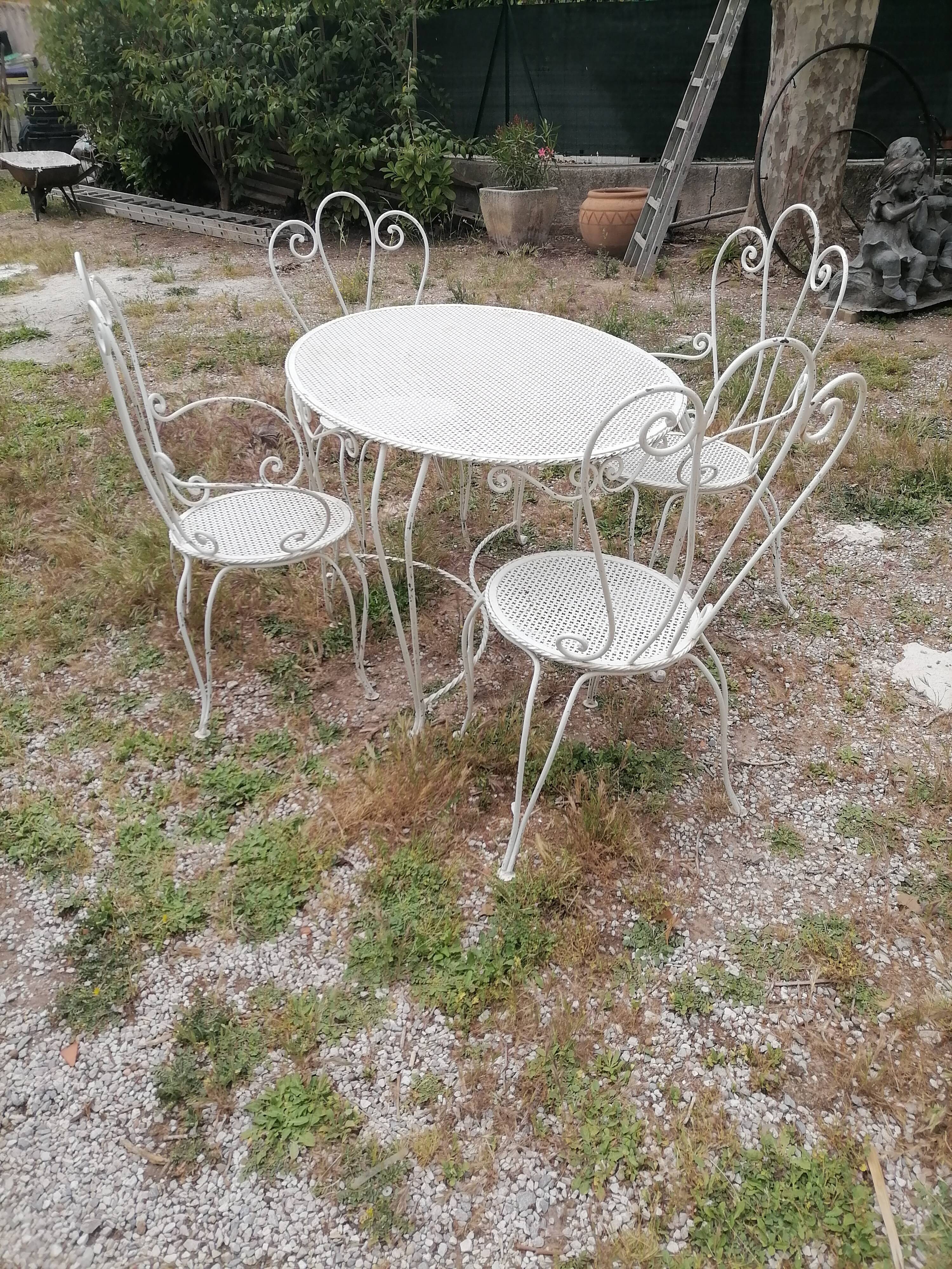 Garden furniture in wrought iron of the 70s. 5 pieces, oval table.