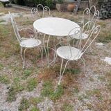 Garden furniture in wrought iron of the 70s. 5 pieces, oval table.