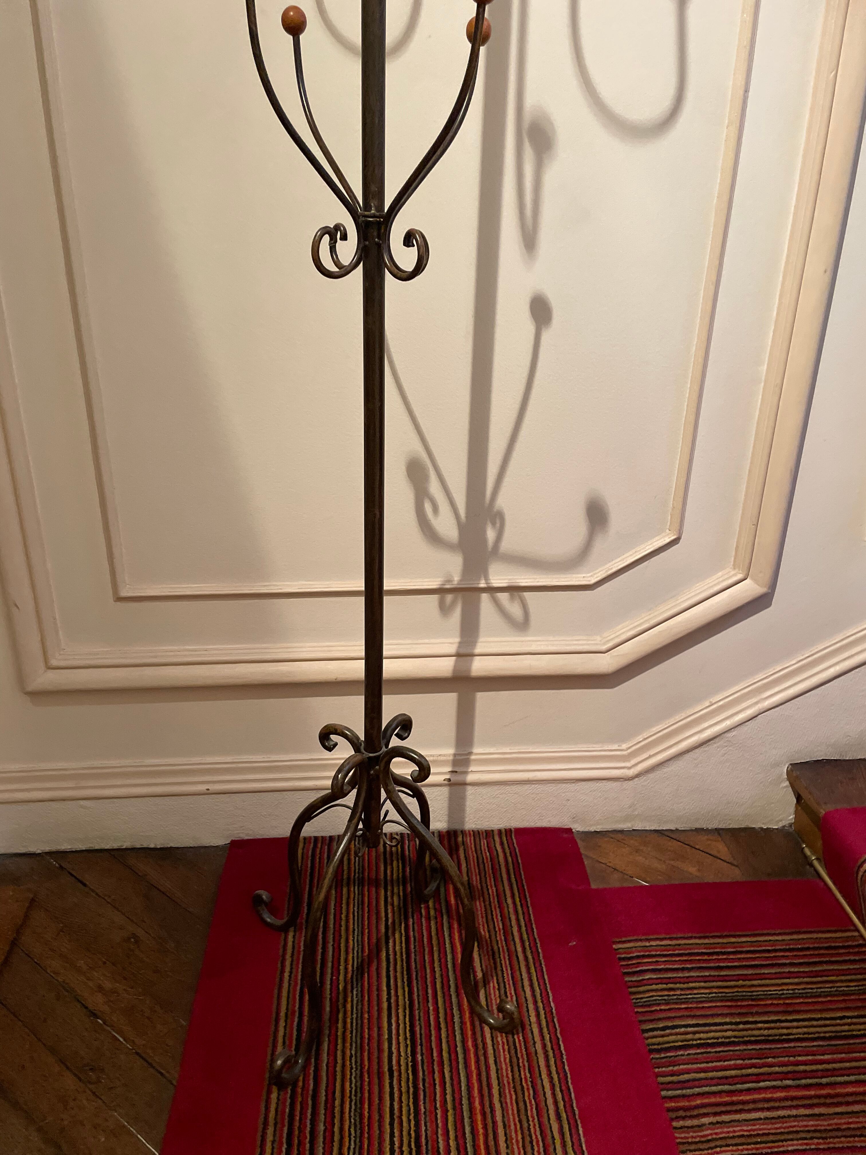 Pedestal coat rack