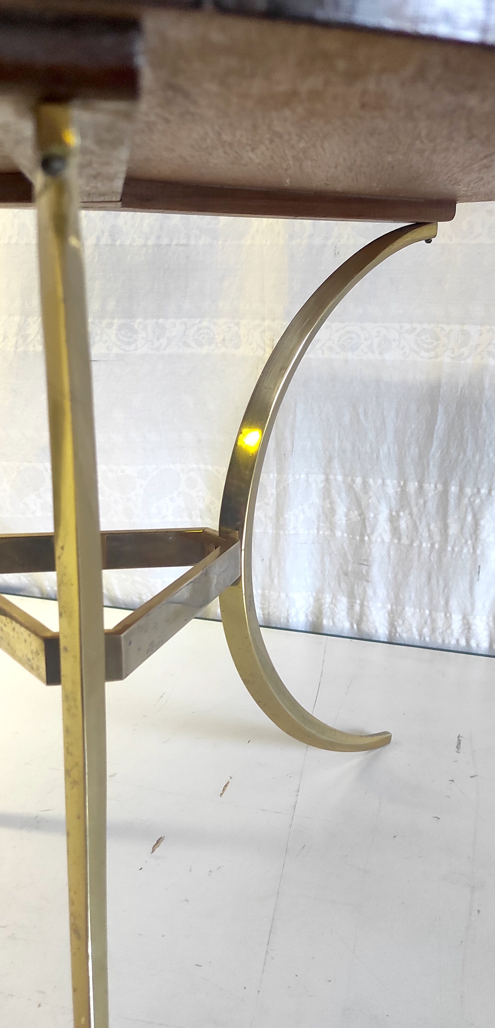 Tripod round coffee table in gilded brass and rosewood – 60s/70s