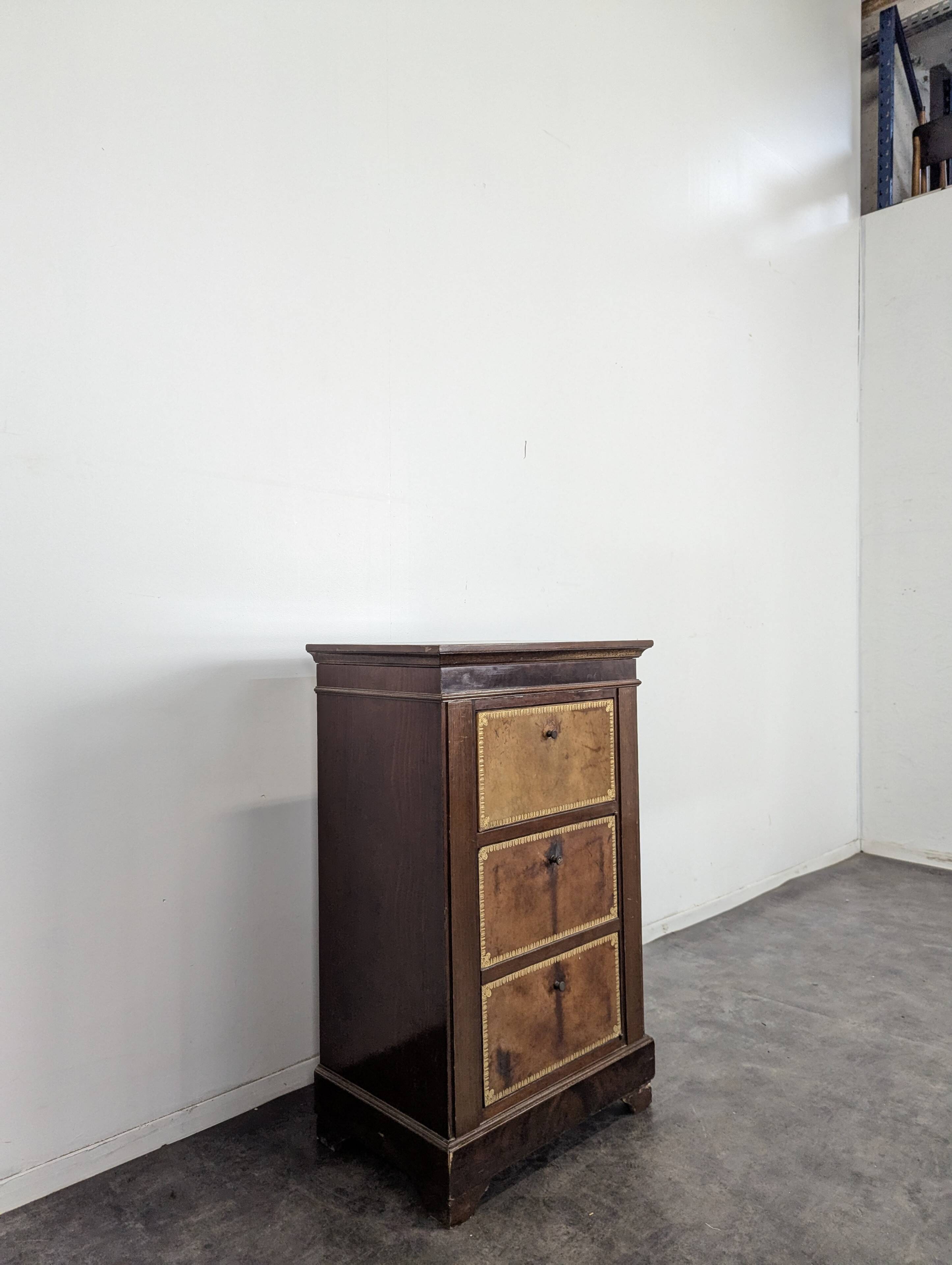 Low trompe l'oeil cardboard box