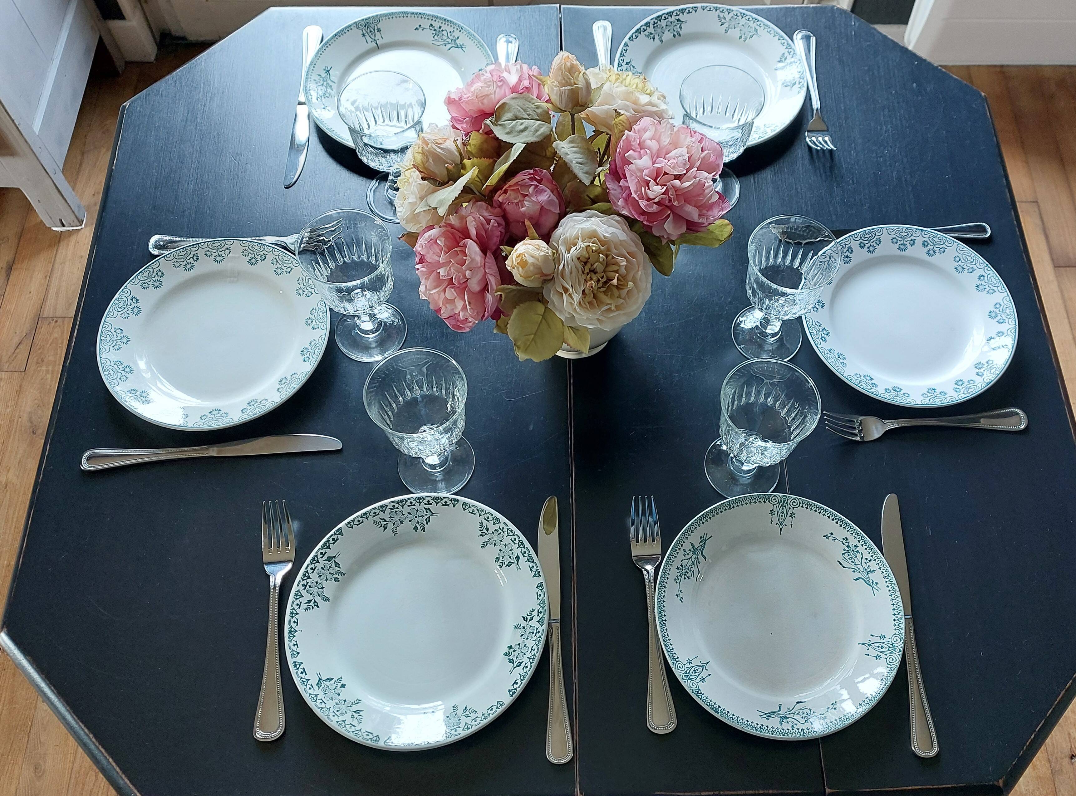 9 Assiettes plates dépareillées Terre de fer tons verts bleus