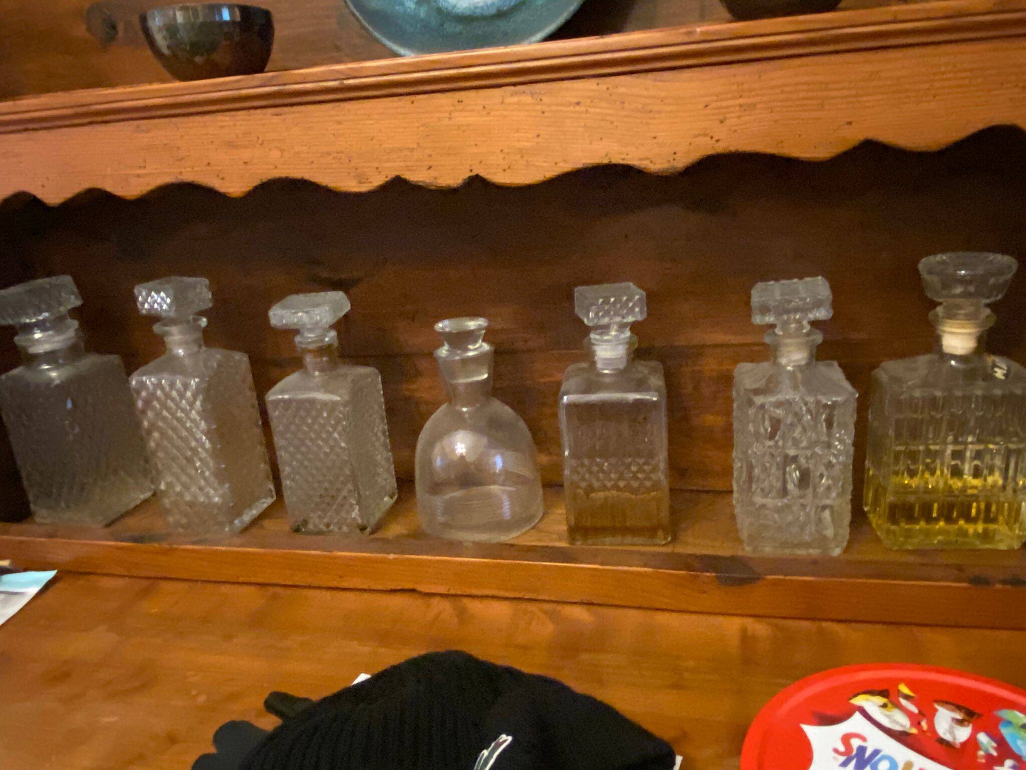 Full bar - 7 decanters / bottles for spirits