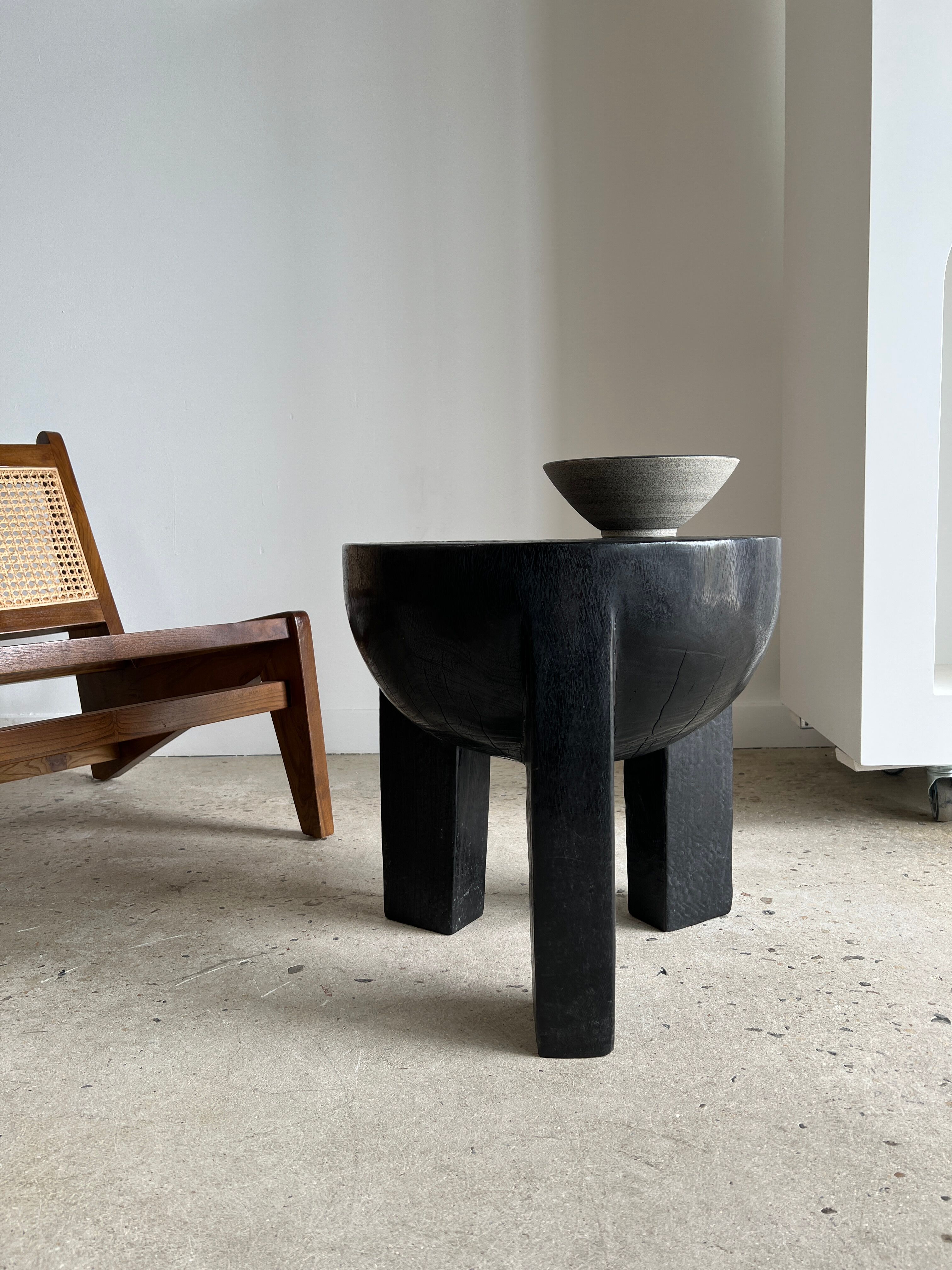 Black mango wood tripod side table with a semi-spherical top, height: 45 cm, diameter: 44 cm.
