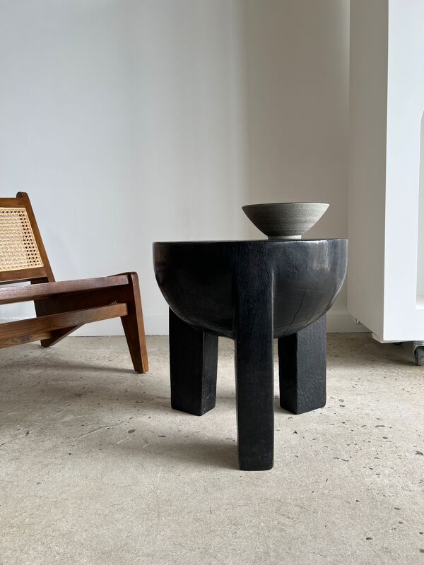Bout de canapé monoxyle en manguier noir tripode plateau demi sphère h:45 d:44