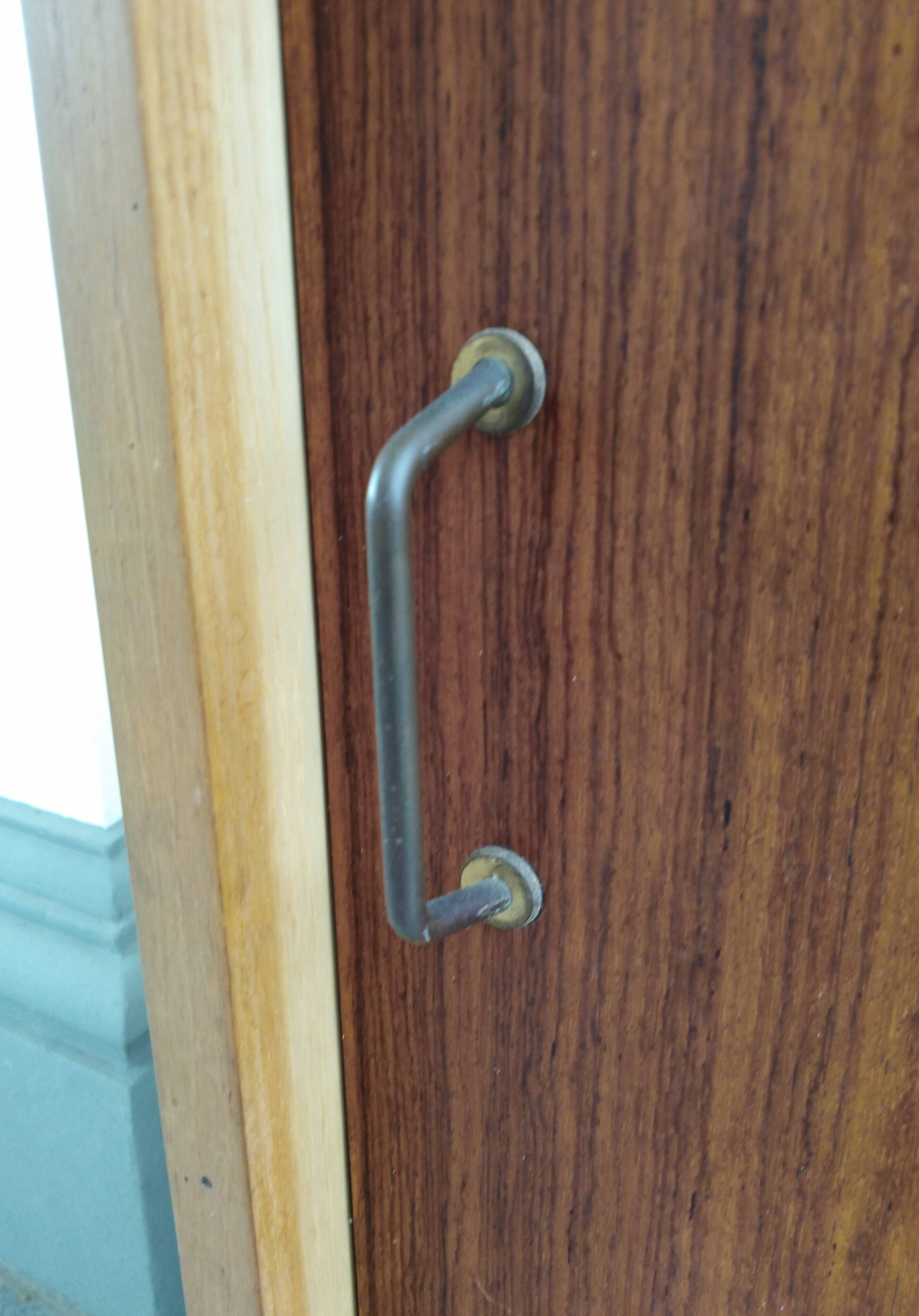 armoire décorative du milieu du siècle avec pieds en laiton