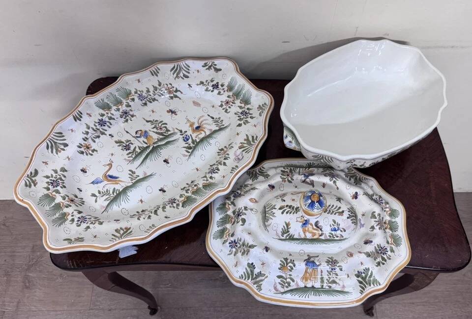 Important covered soup tureen and its stand in earthenware – Polychrome decoration