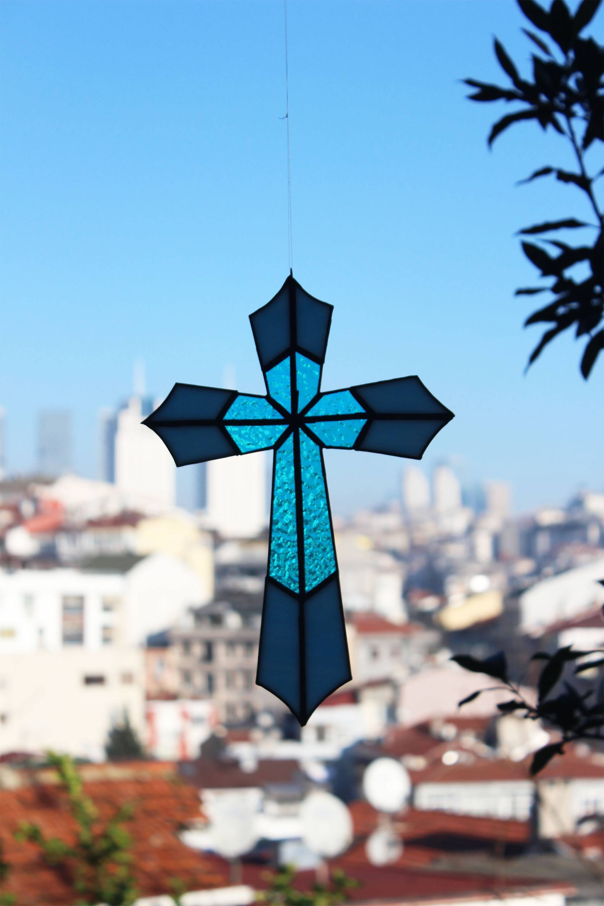 Vitrail Artisanal Croix – Verre Coloré Bleu – 40 × 50 cm – Pièce Unique