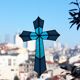 Vitrail Artisanal Croix – Verre Coloré Bleu – 40 × 50 cm – Pièce Unique