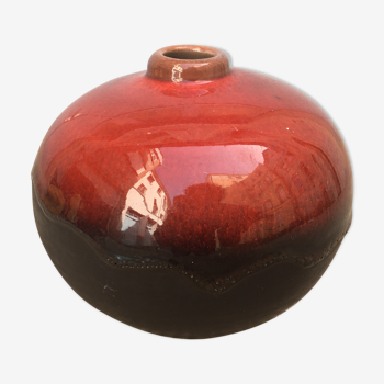 Red enamelled ceramic vase