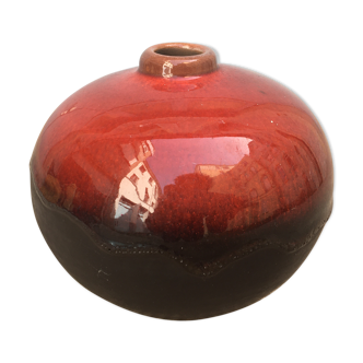Red enamelled ceramic vase