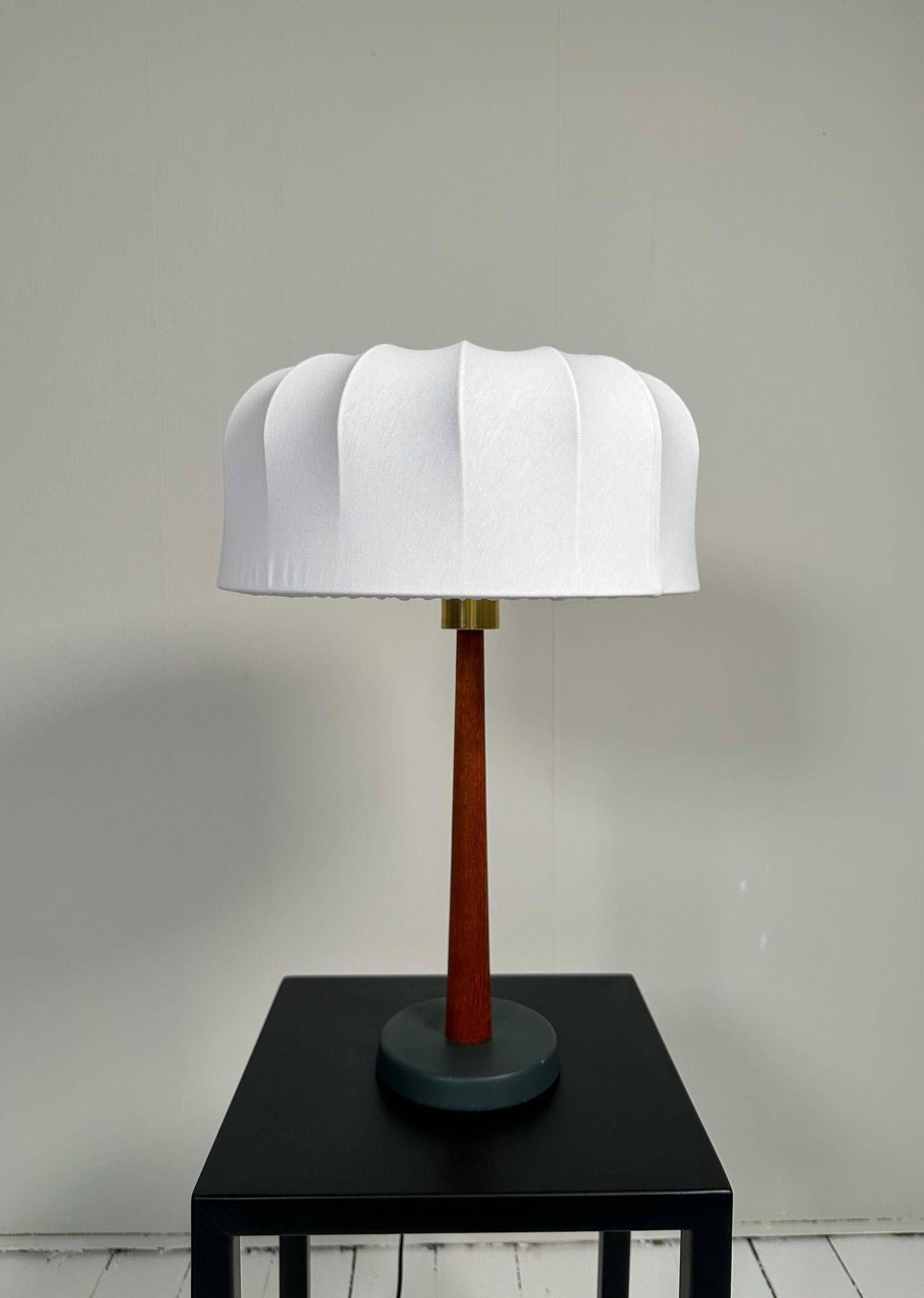 Lampe de table en teck et coton de style milieu du siècle par Einar Bäckström, Suède, 1950s