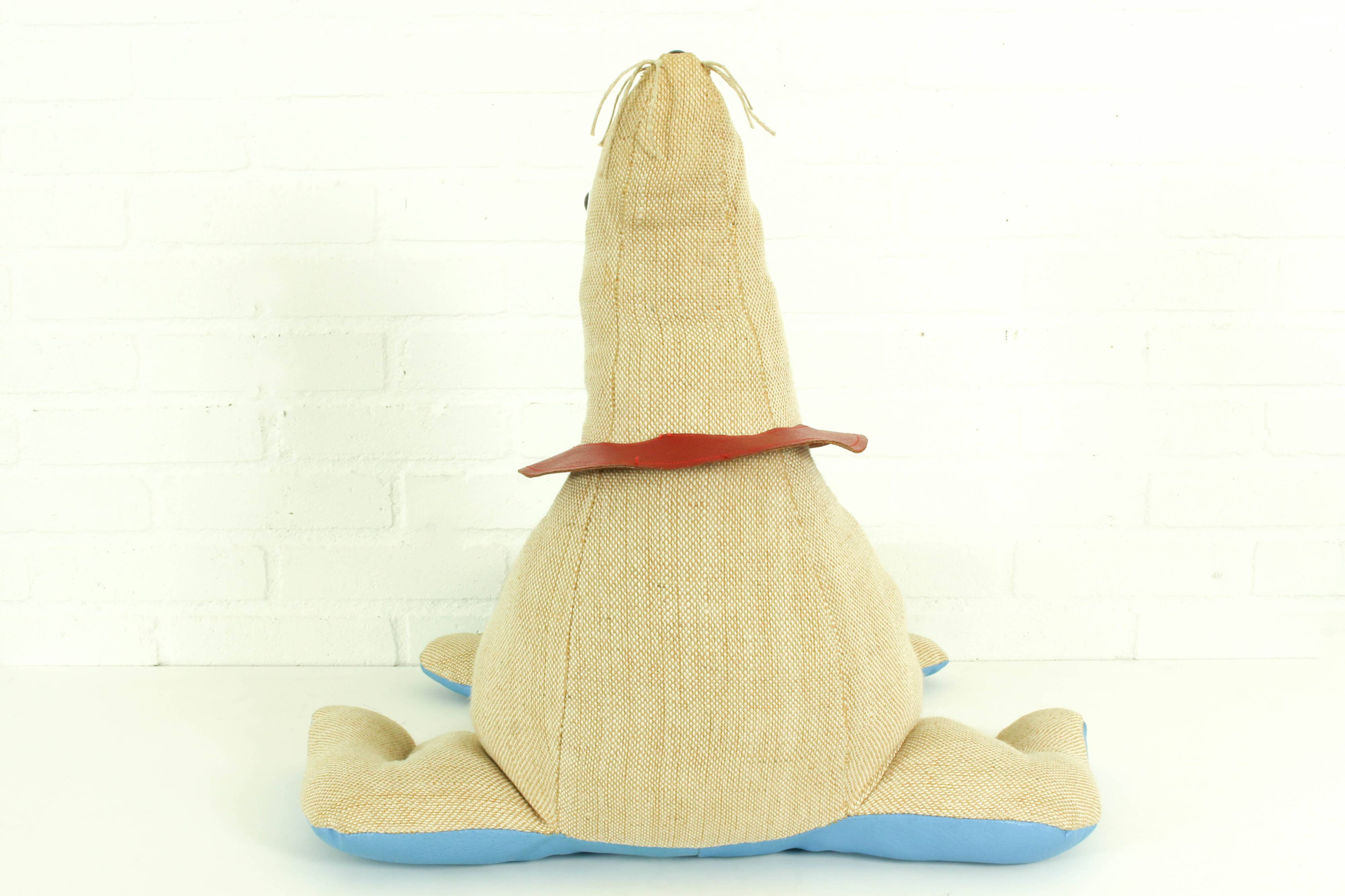 Grand jouet thérapeutique en jute et cuir en forme de phoque par Renate Müller, années 1960.