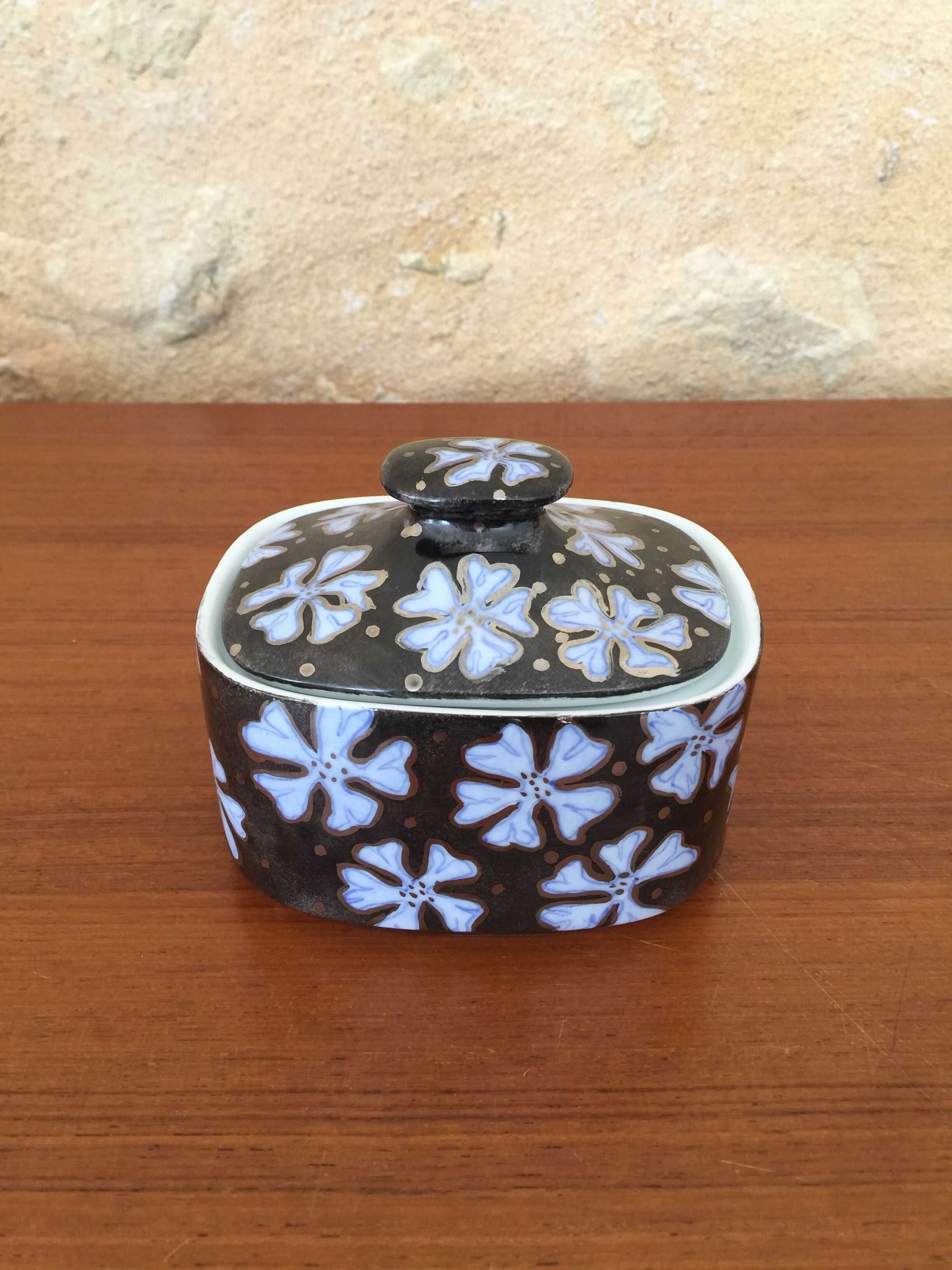 Porcelain covered pot