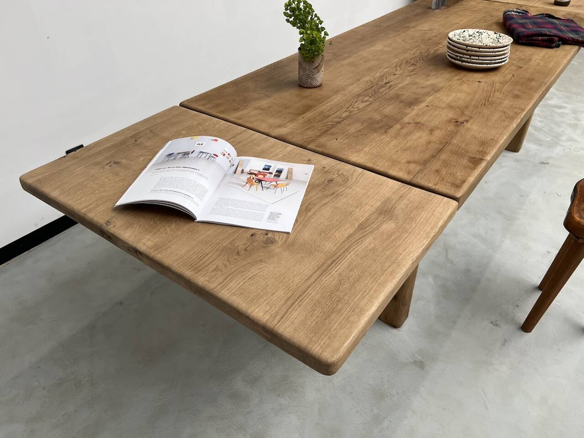 Large farm table from the 60s, in solid oak, with extensions