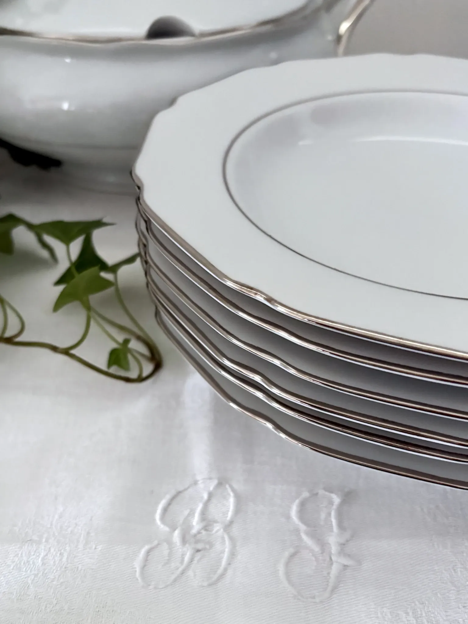 6 deep plates in white porcelain