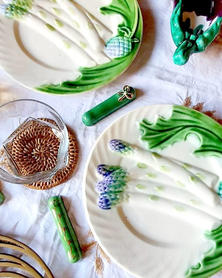 2 Assiettes en barbotine, asperges & artichaut