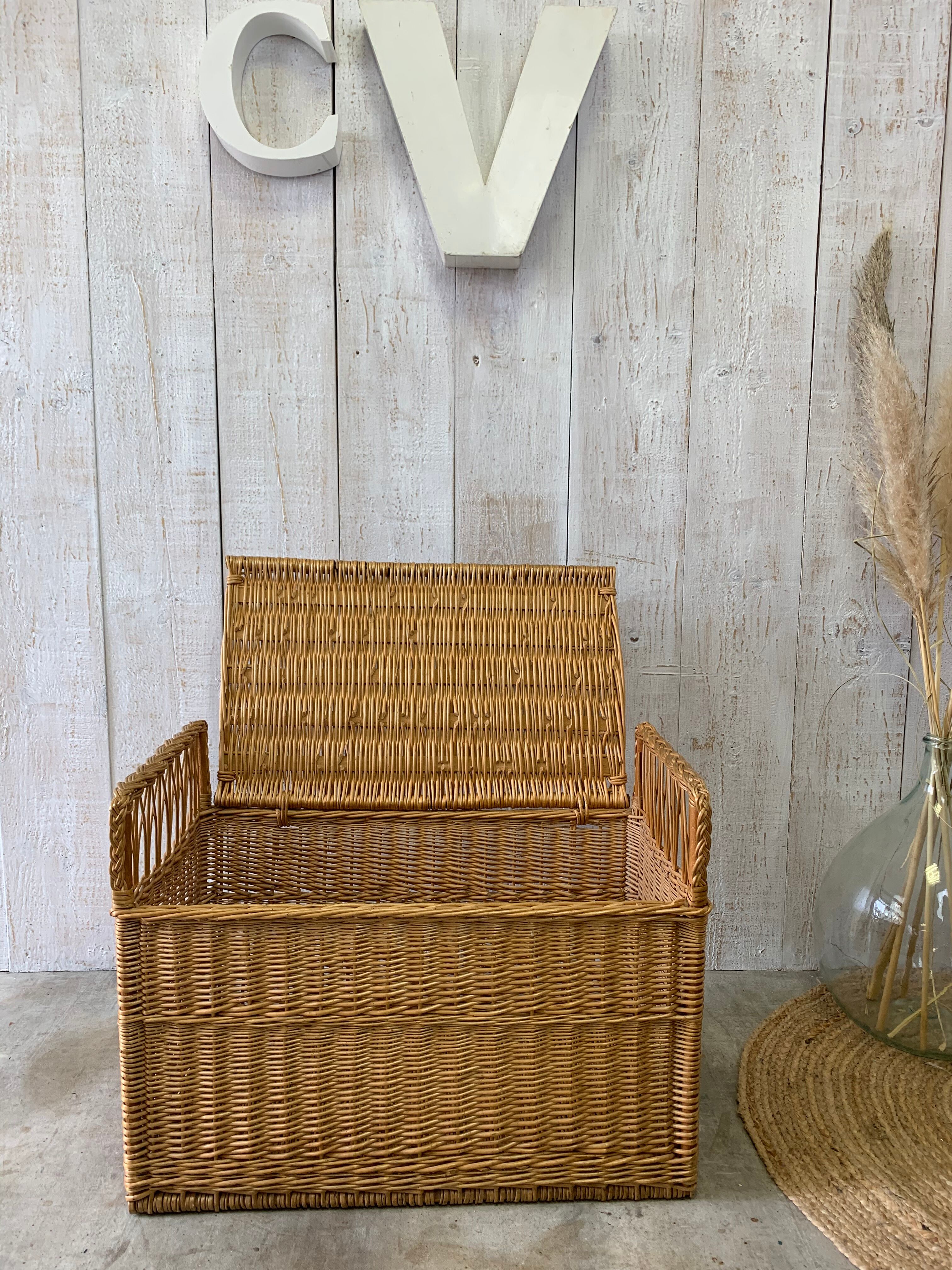 Wicker trunk/bench
