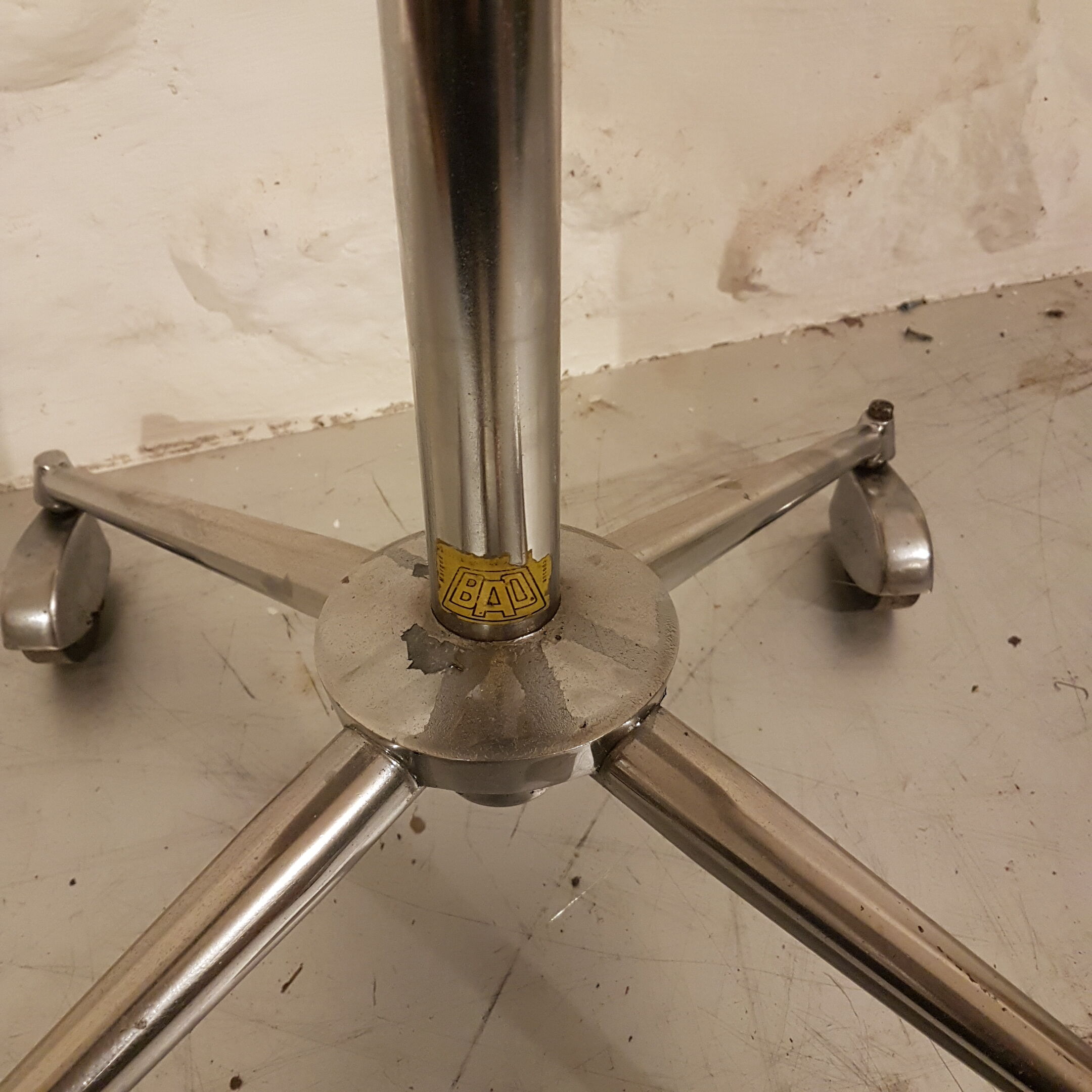 Workshop stool on wheels