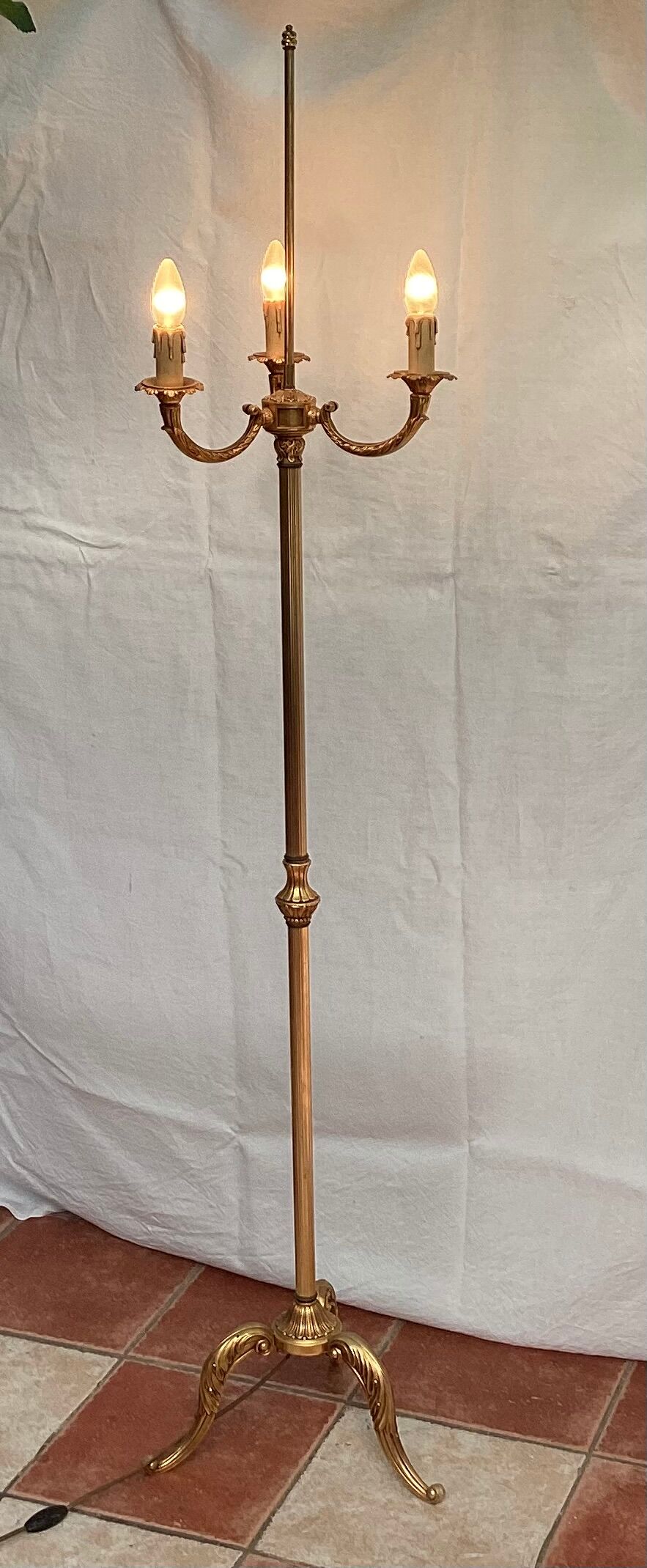 Tripod floor lamp in brass circa 1960s-1970s Dimension: height -168cm- width -38cm-