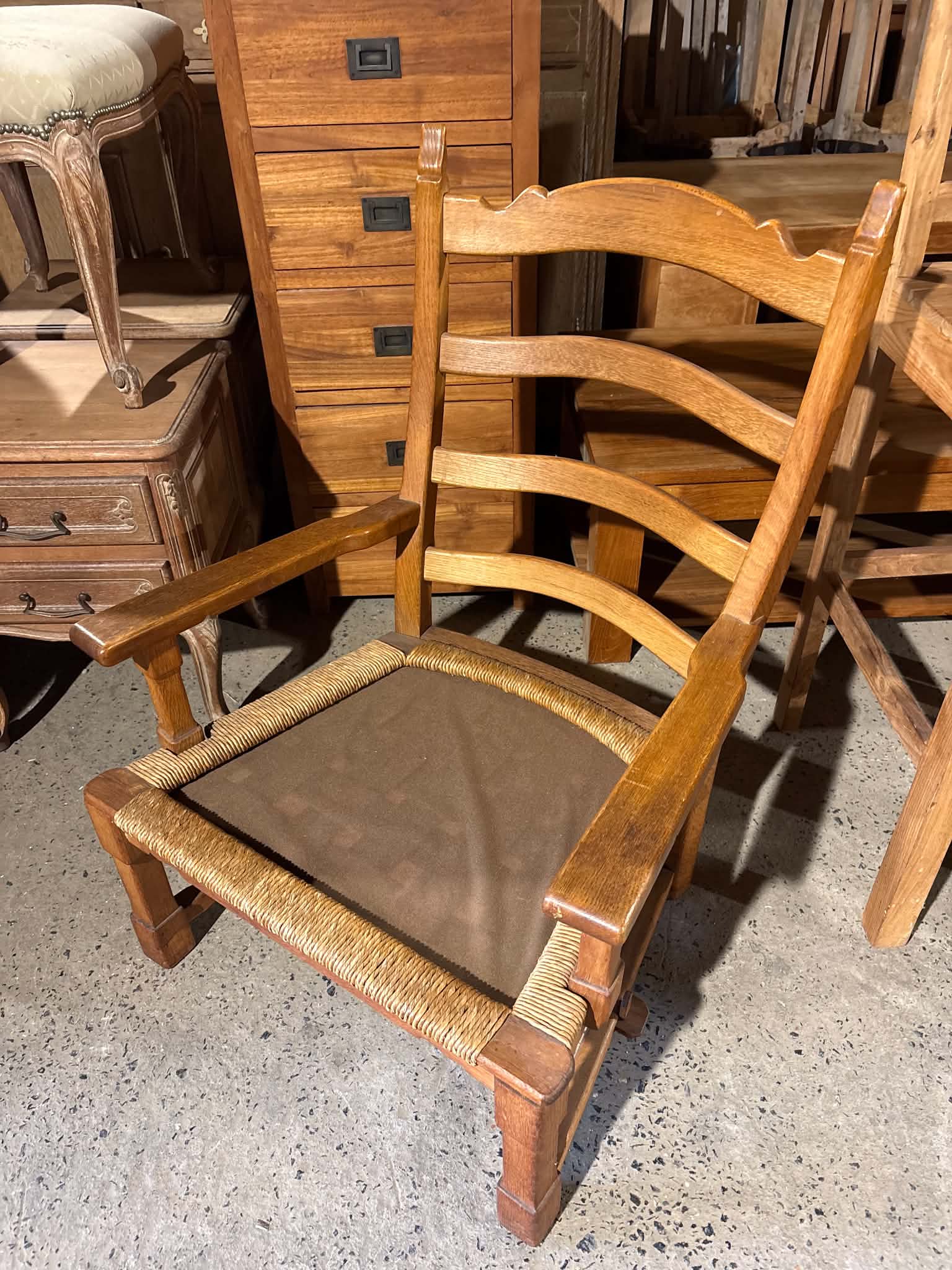 Fauteuil vintage bois et velours vert olive