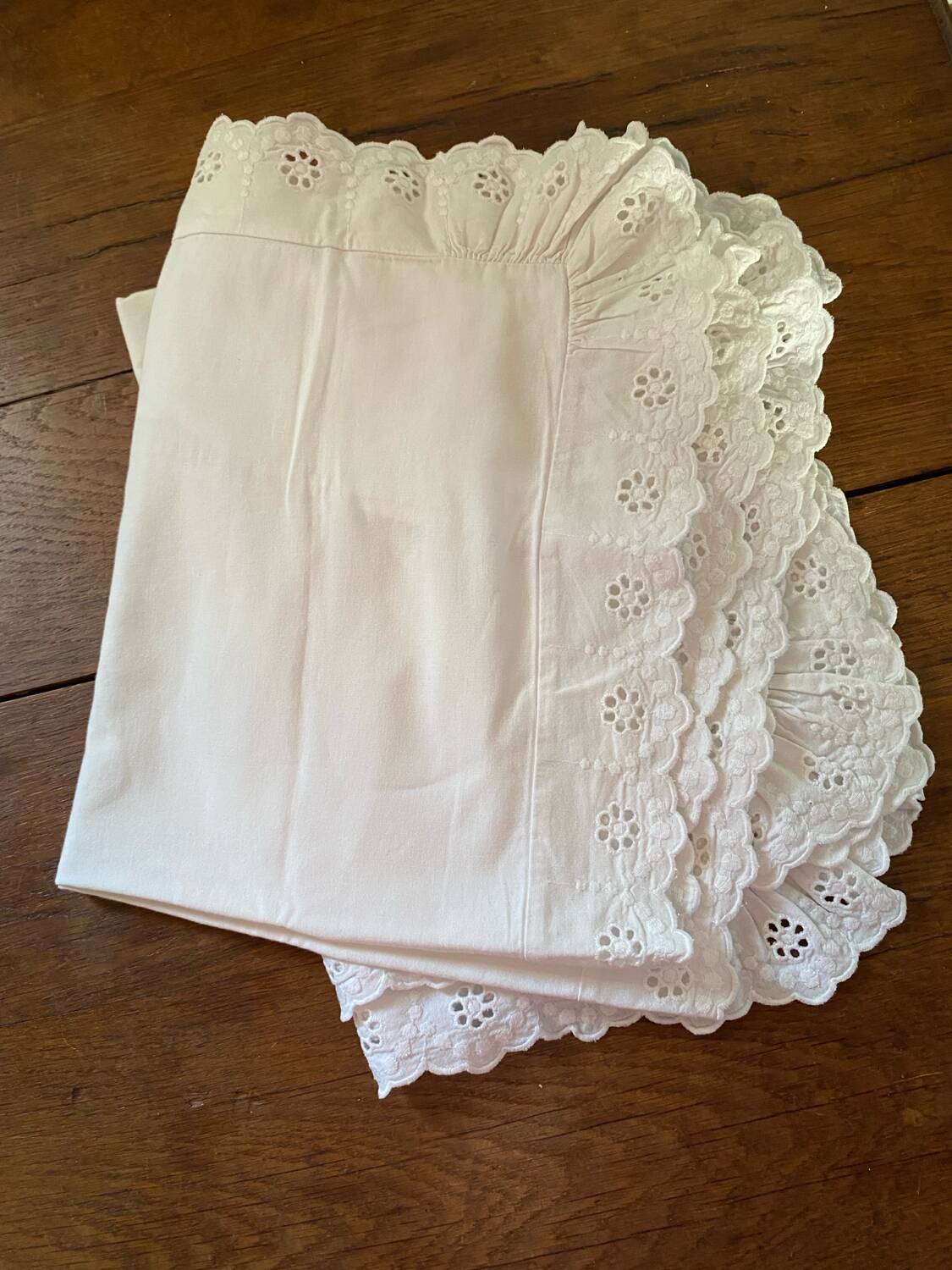 Paire taies d oreiller broderie anglaise.