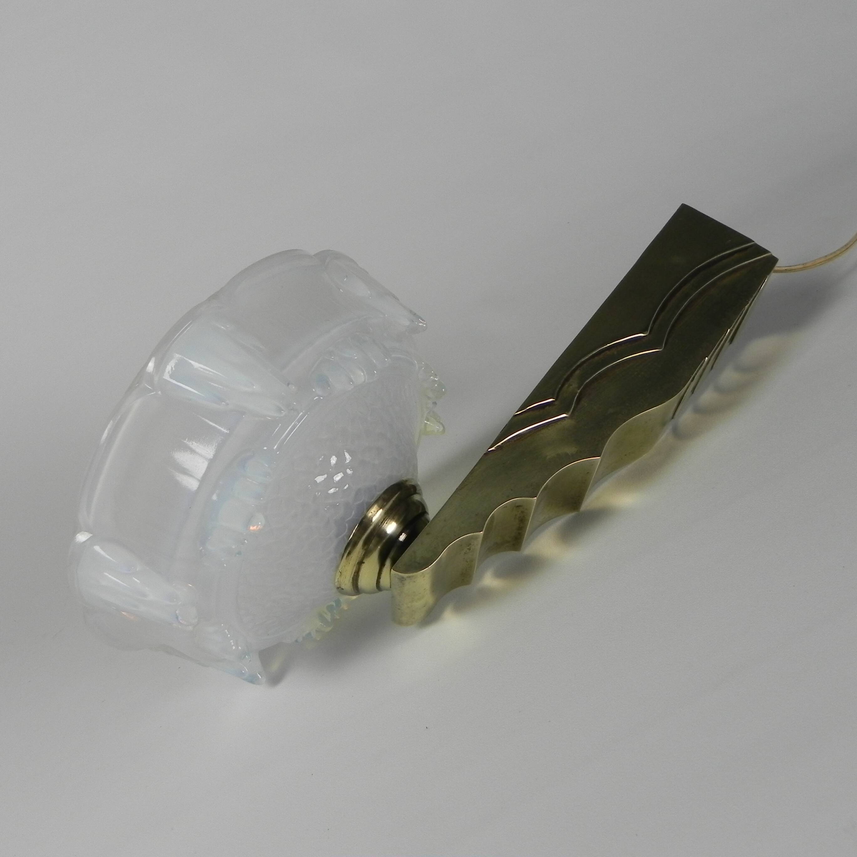 Art Deco wall lamp in opalescent glass, 1930s